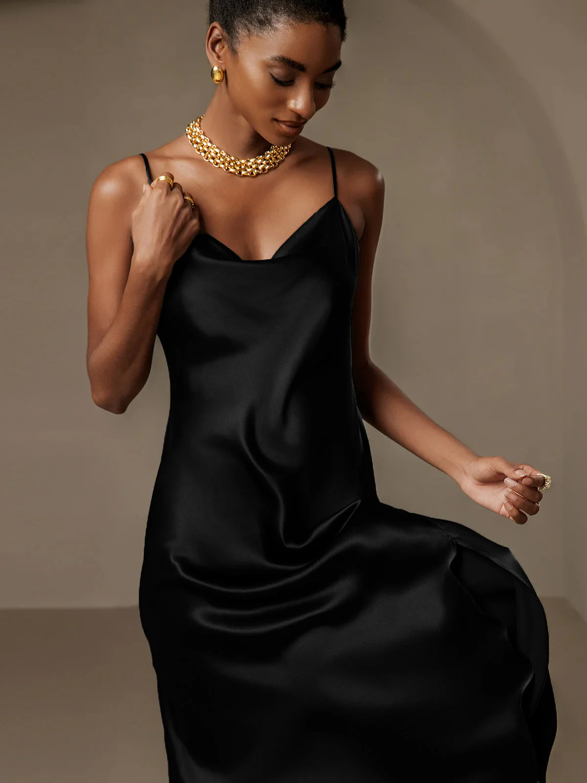 Vestido largo de seda pura con tirantes finos y abertura - Image 13