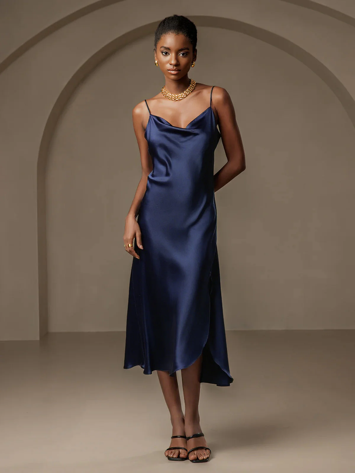 Vestido largo de seda pura con tirantes finos y abertura - Image 15