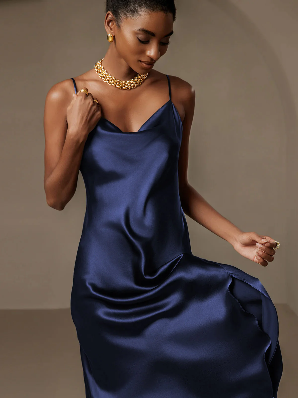 Vestido largo de seda pura con tirantes finos y abertura - Image 20