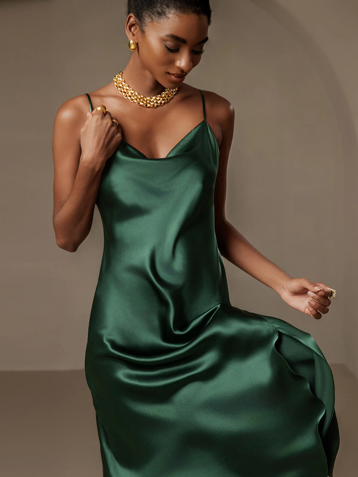 Vestido largo de seda pura con tirantes finos y abertura - Image 4