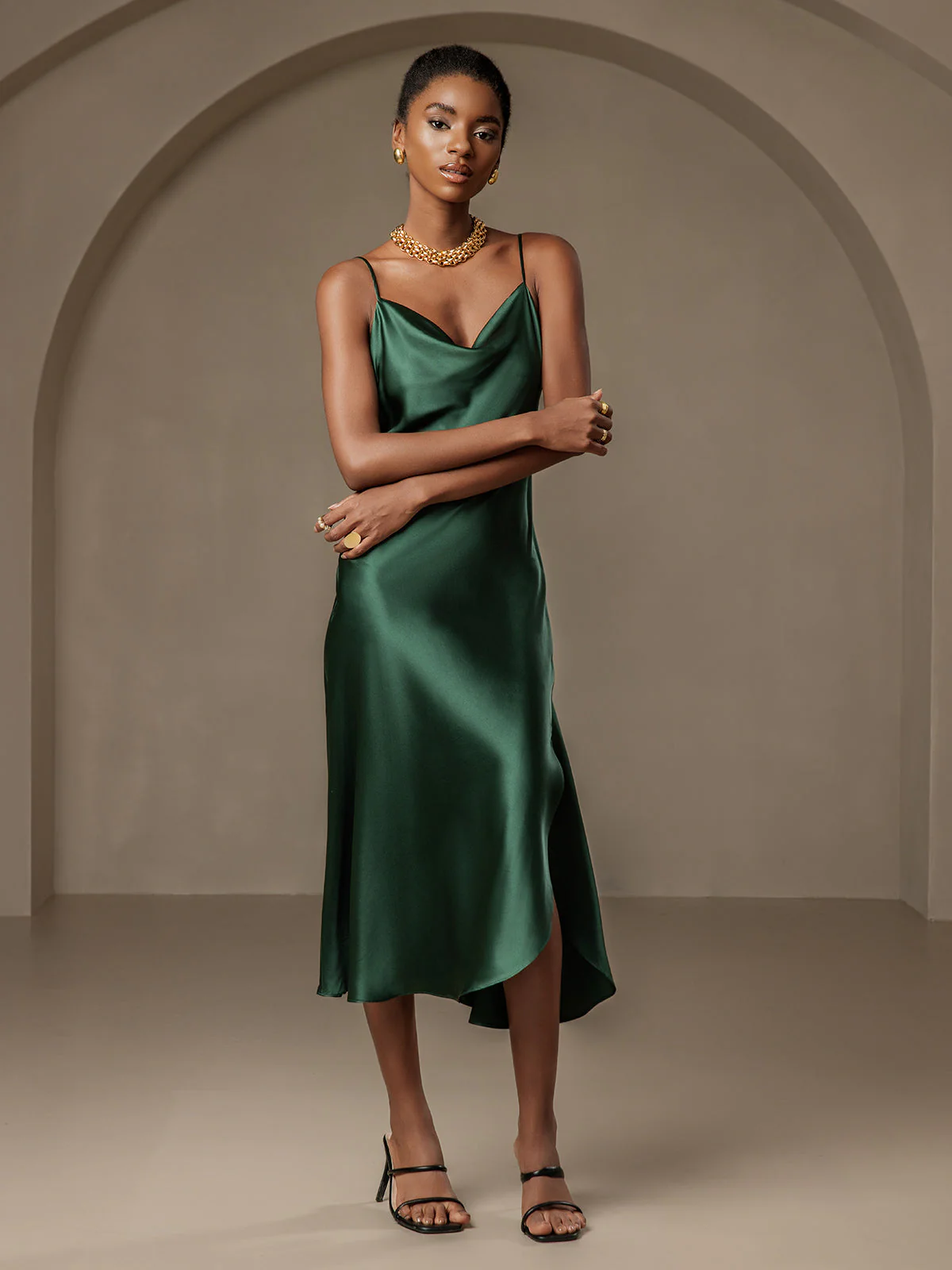 Vestido largo de seda pura con tirantes finos y abertura - Image 5