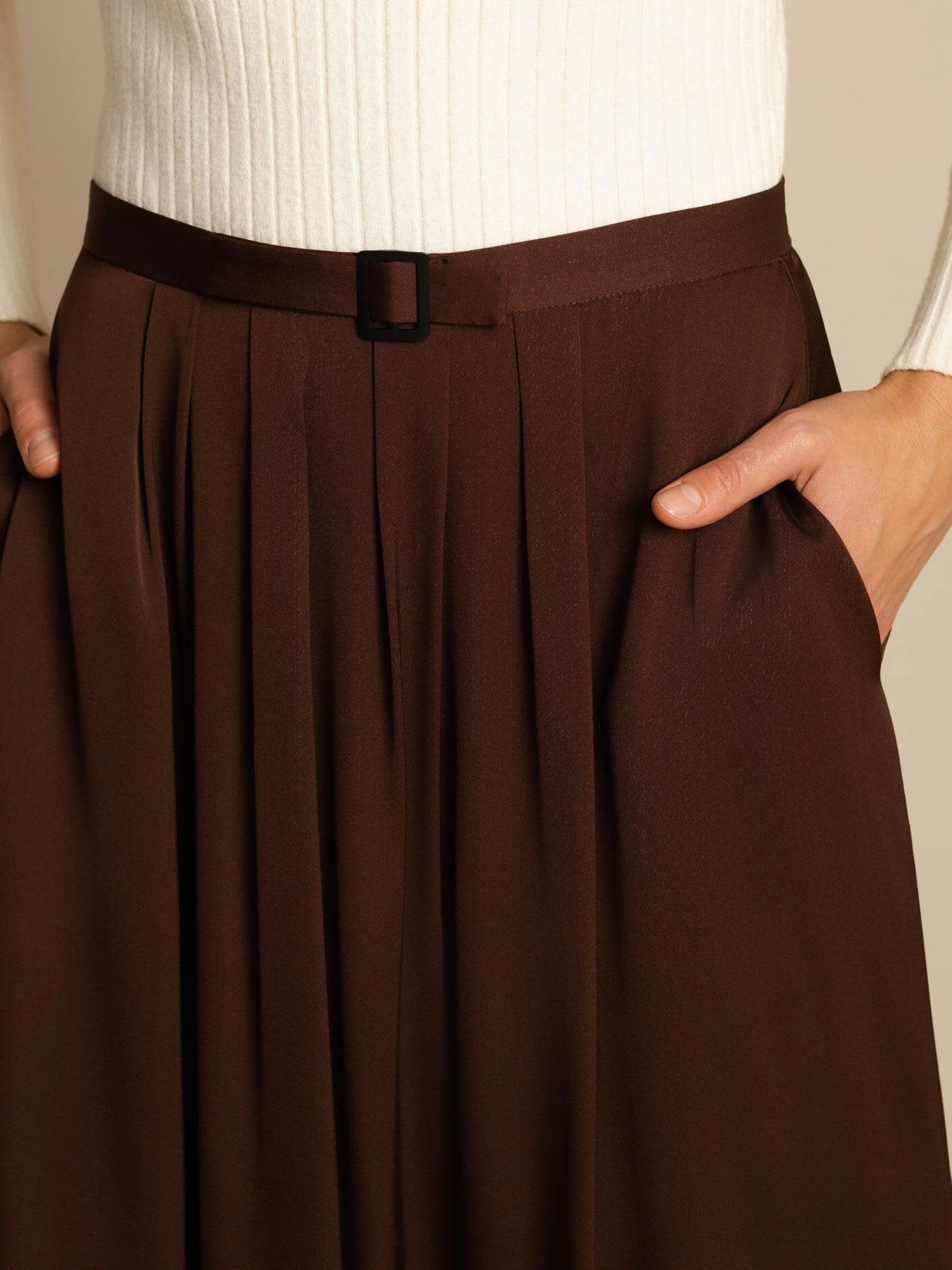 Falda Midi Plisada A-Line de Cintura Alta en Seda 19Momme con Bolsillos - Image 15