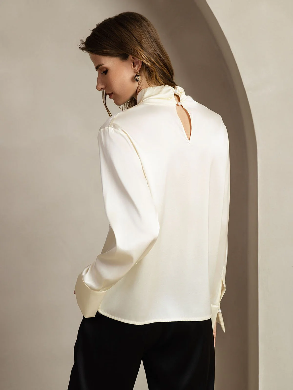 Blusa De Seda 19 Momme Con Escote De Lágrima Y Botones Tipo Perla - Image 15