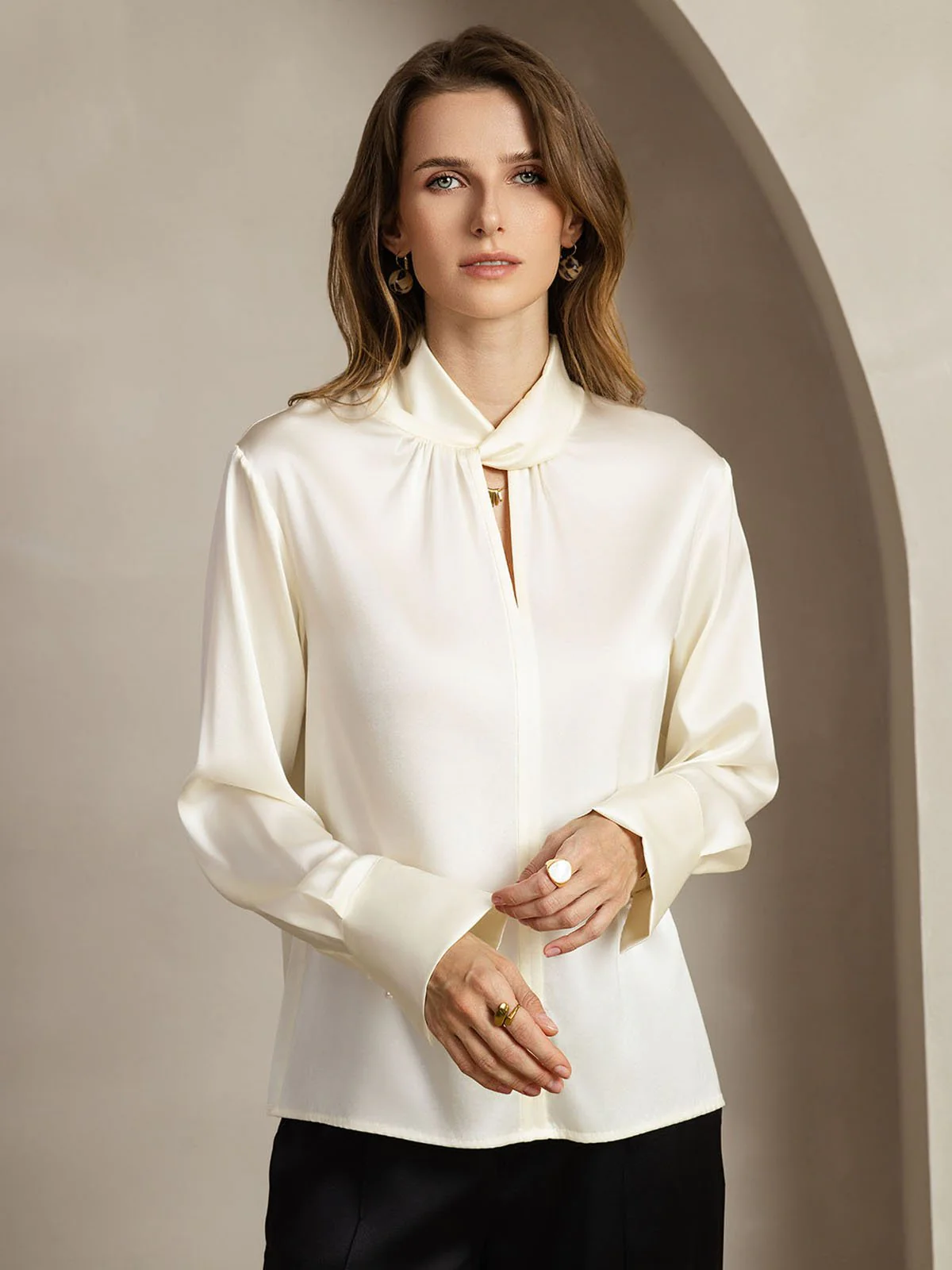 Blusa De Seda 19 Momme Con Escote De Lágrima Y Botones Tipo Perla - Image 17
