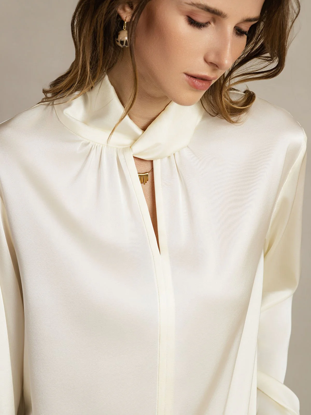 Blusa De Seda 19 Momme Con Escote De Lágrima Y Botones Tipo Perla - Image 18