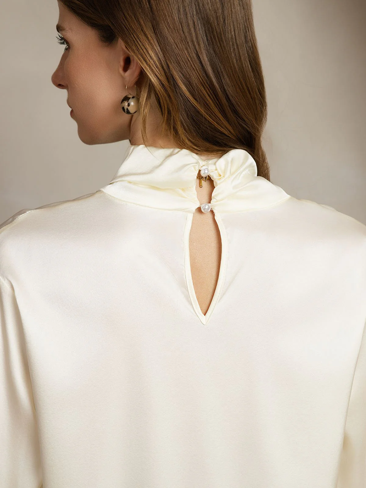Blusa De Seda 19 Momme Con Escote De Lágrima Y Botones Tipo Perla - Image 19