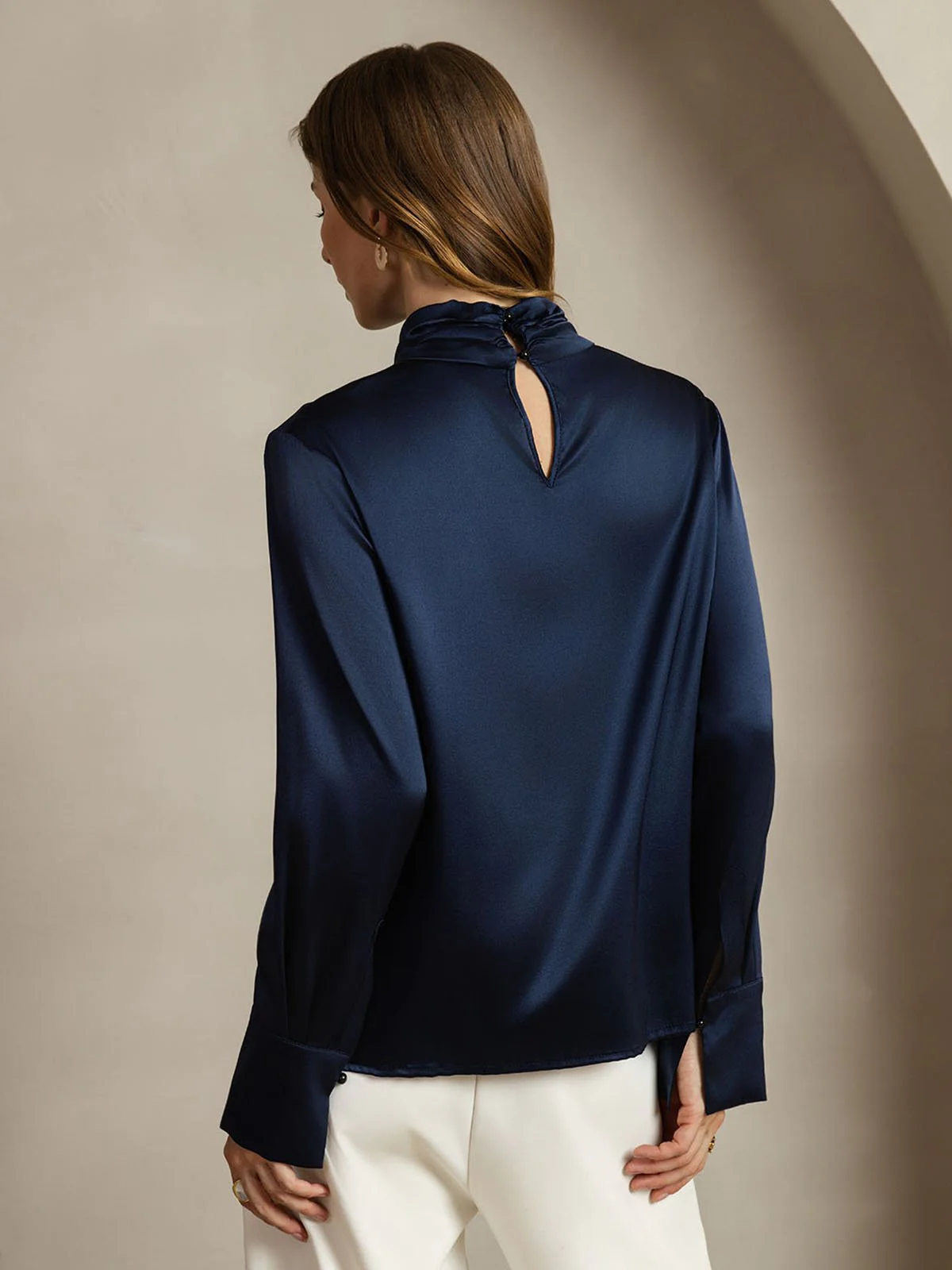 Blusa De Seda 19 Momme Con Escote De Lágrima Y Botones Tipo Perla - Image 26