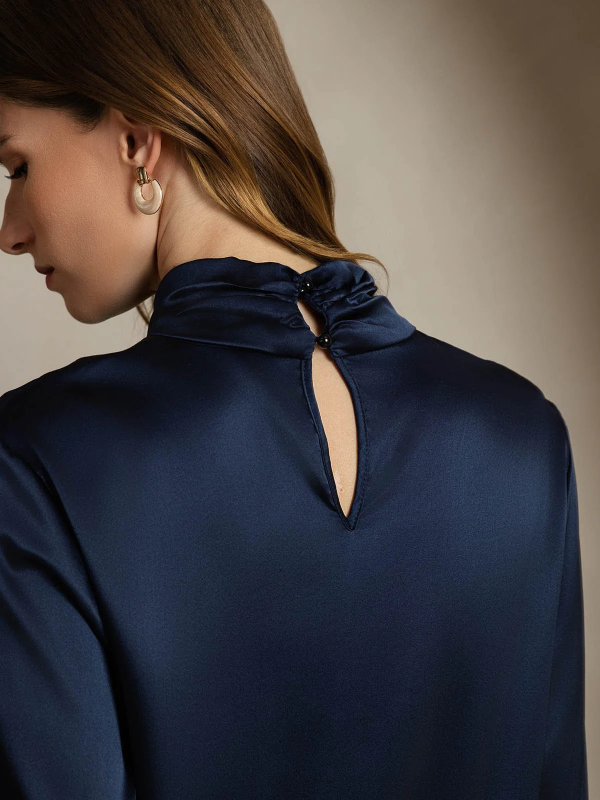Blusa De Seda 19 Momme Con Escote De Lágrima Y Botones Tipo Perla - Image 28