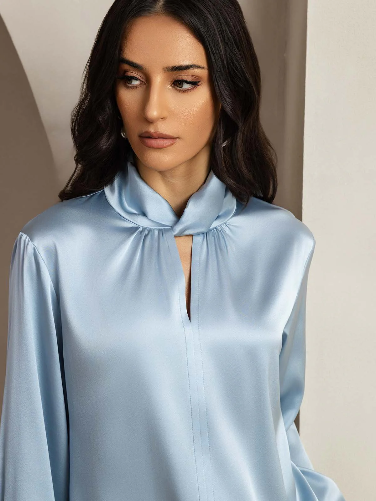 Blusa De Seda 19 Momme Con Escote De Lágrima Y Botones Tipo Perla - Image 3
