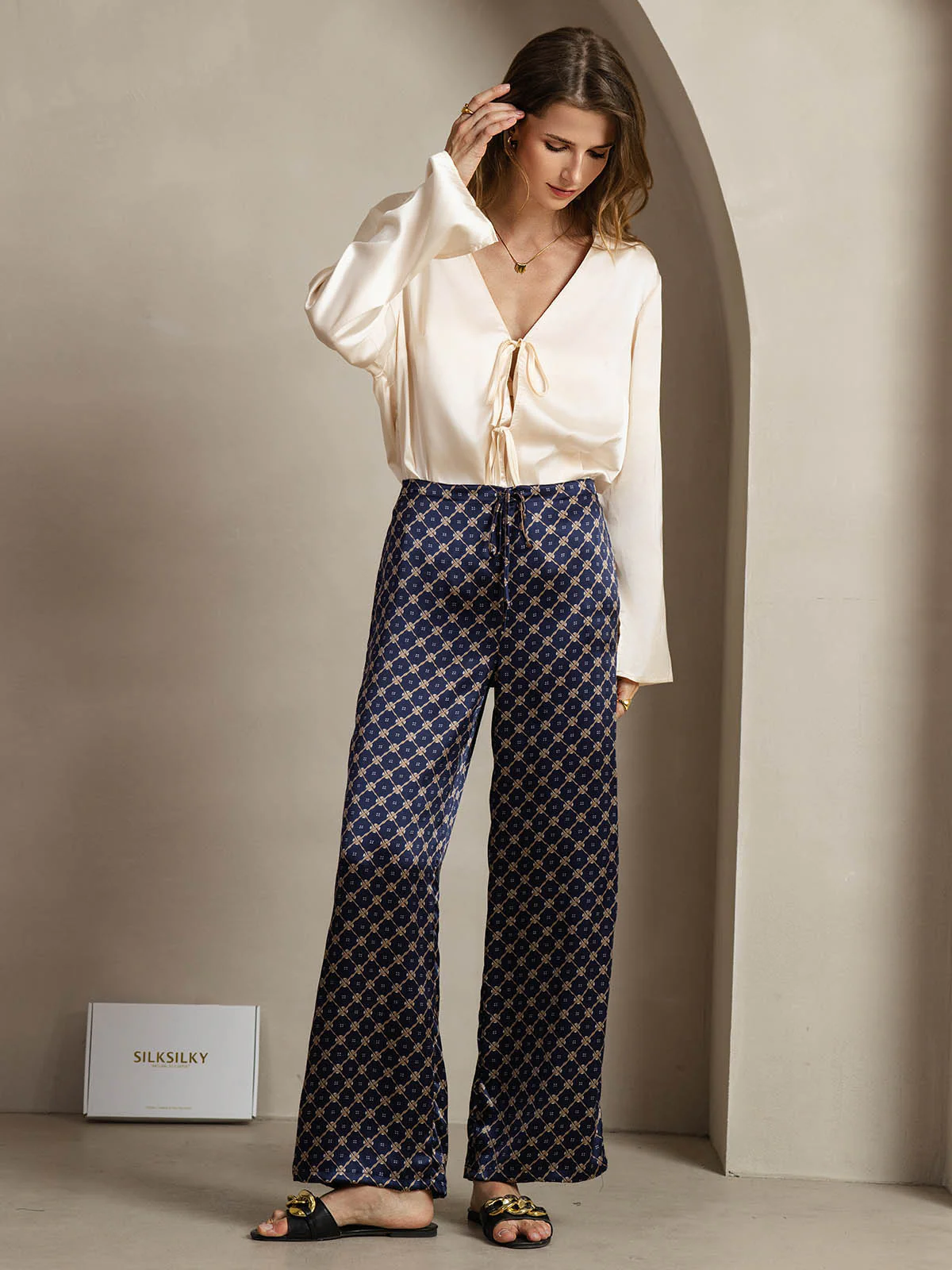 Pantalones De Mujer De Pierna Ancha De Seda 19Momme Azul Marino Con Estampado De Cadenas Y Bolsillos Laterales - Image 3