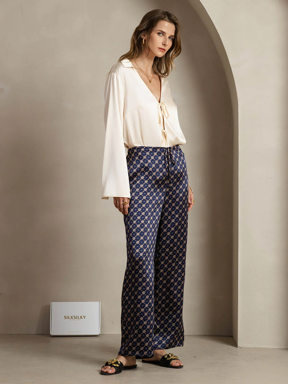 Pantalones De Mujer De Pierna Ancha De Seda 19Momme Azul Marino Con Estampado De Cadenas Y Bolsillos Laterales - Image 4