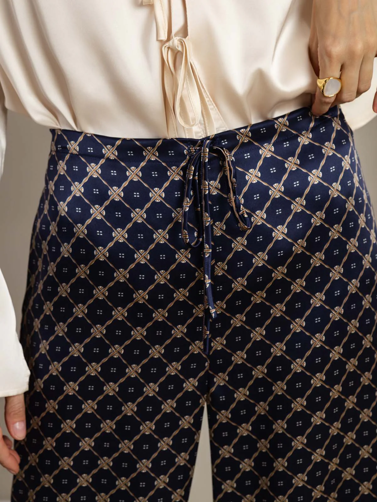 Pantalones De Mujer De Pierna Ancha De Seda 19Momme Azul Marino Con Estampado De Cadenas Y Bolsillos Laterales - Image 5