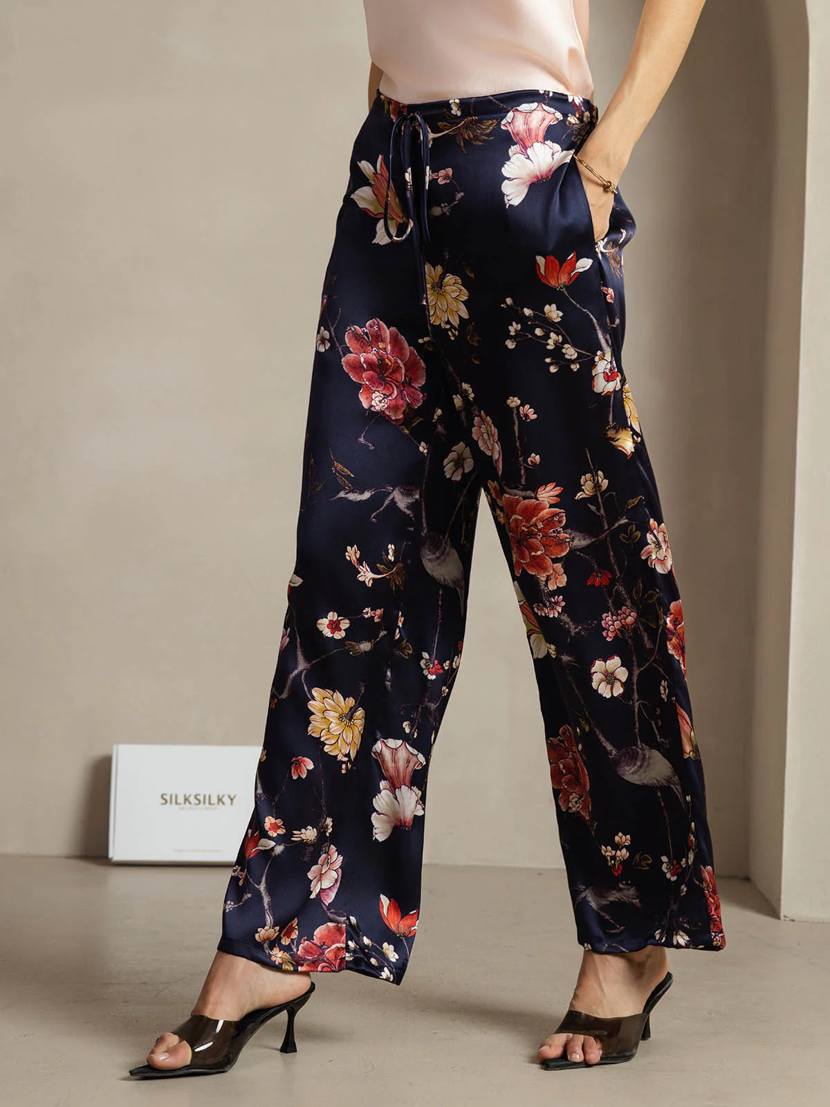 Pantalones De Mujer De Pierna Ancha De Seda 19Momme Azul Marino Con Estampado Floral Y Bolsillos Laterales - Image 3