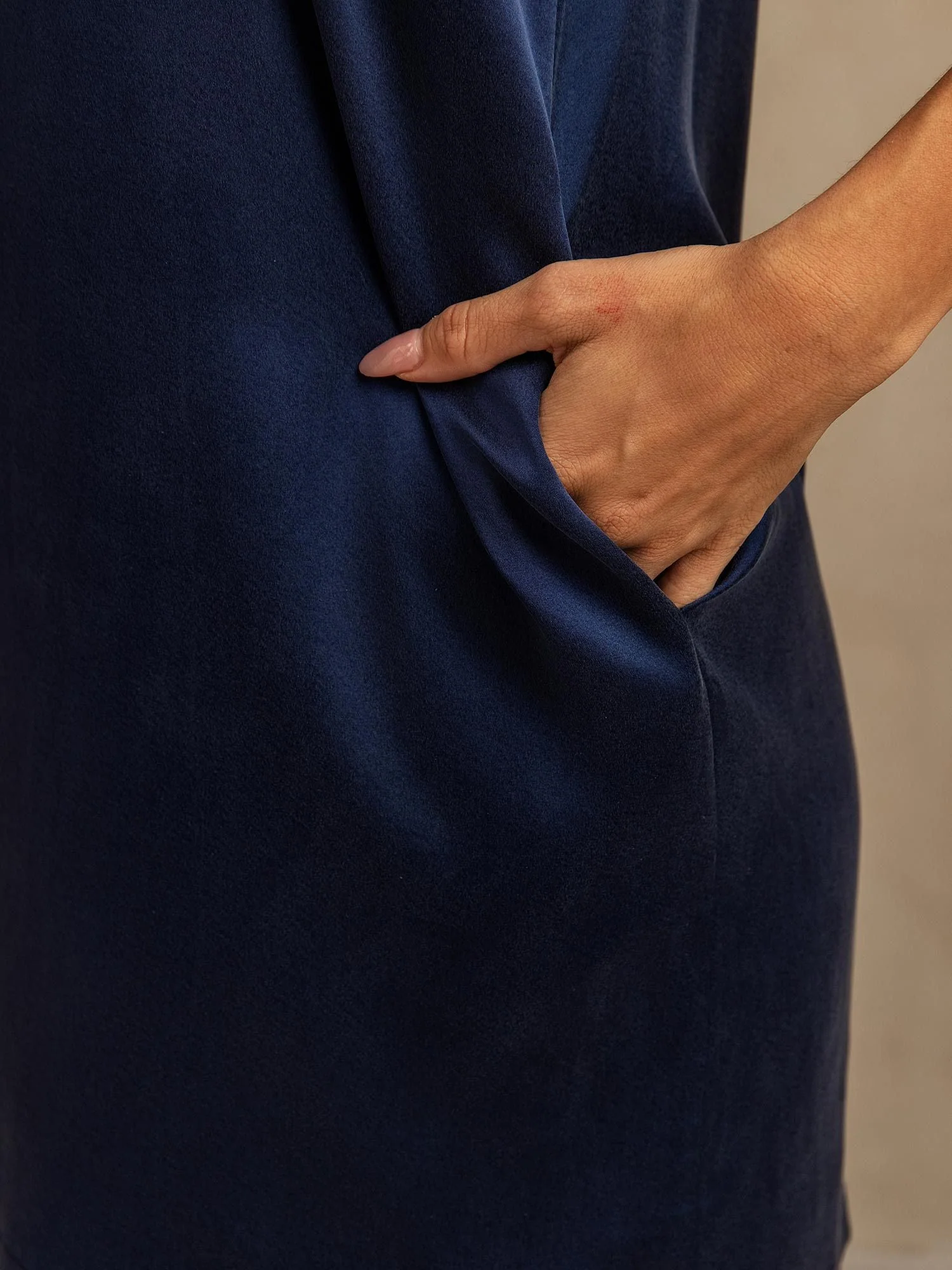 Camisón Corto Sin Mangas De Seda Lavable 19Momme Escote En U Con Bolsillo Lateral - Image 5