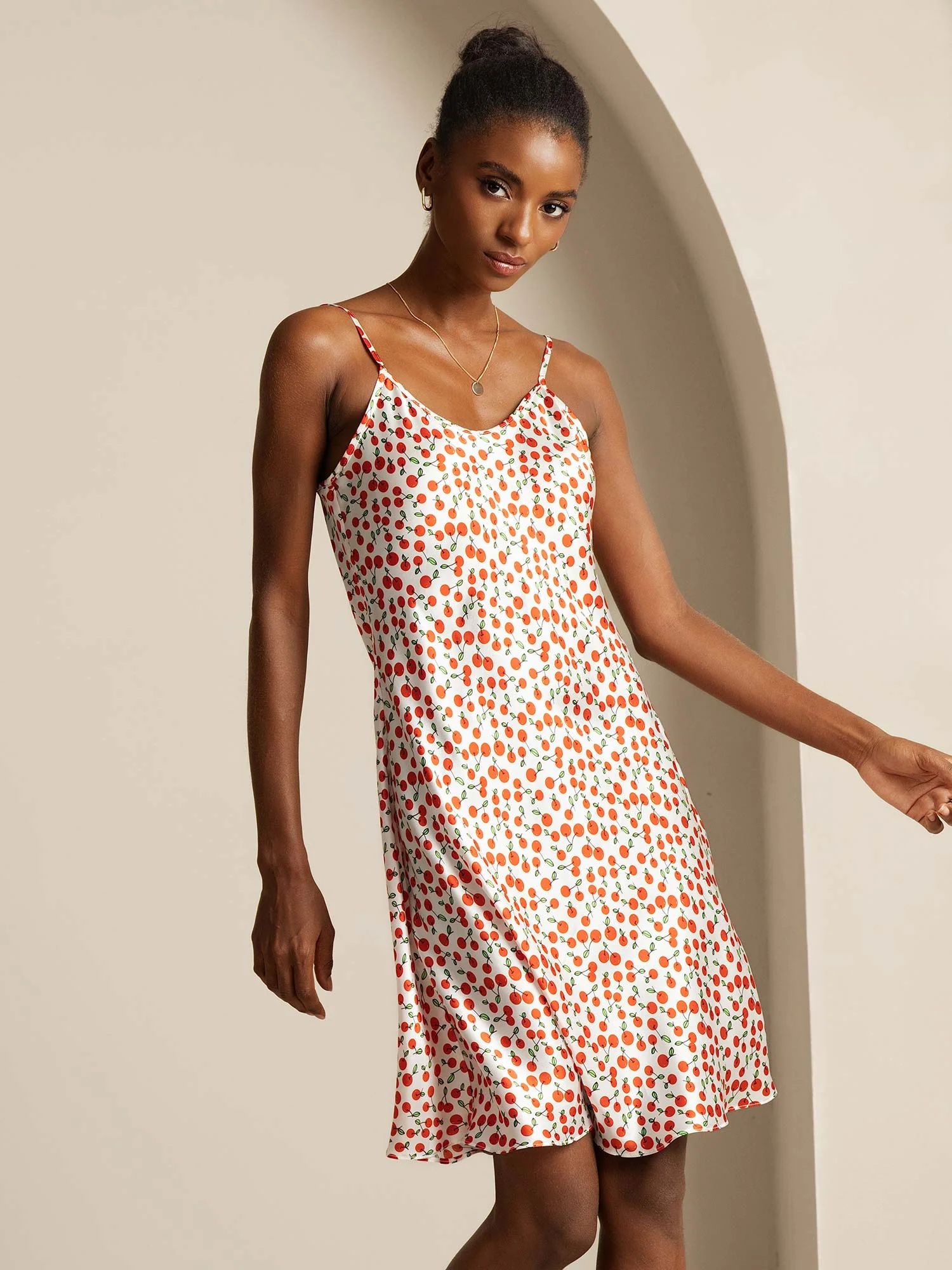 Vestido Corto de Seda con Tirantes Espagueti y Estampado de Cereza - Image 5