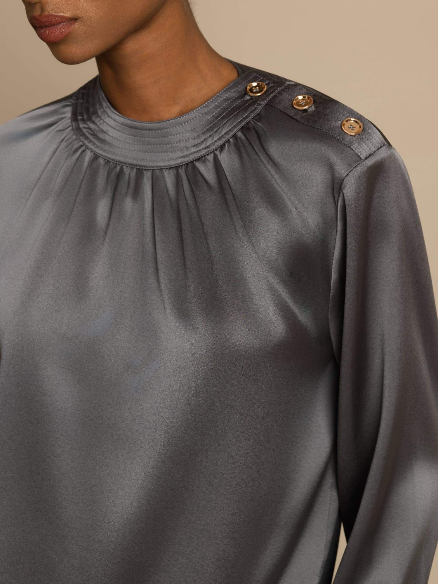 Blusa de Seda 19Momme para Mujer con Cuello Fruncido y Mangas Largas - Image 13