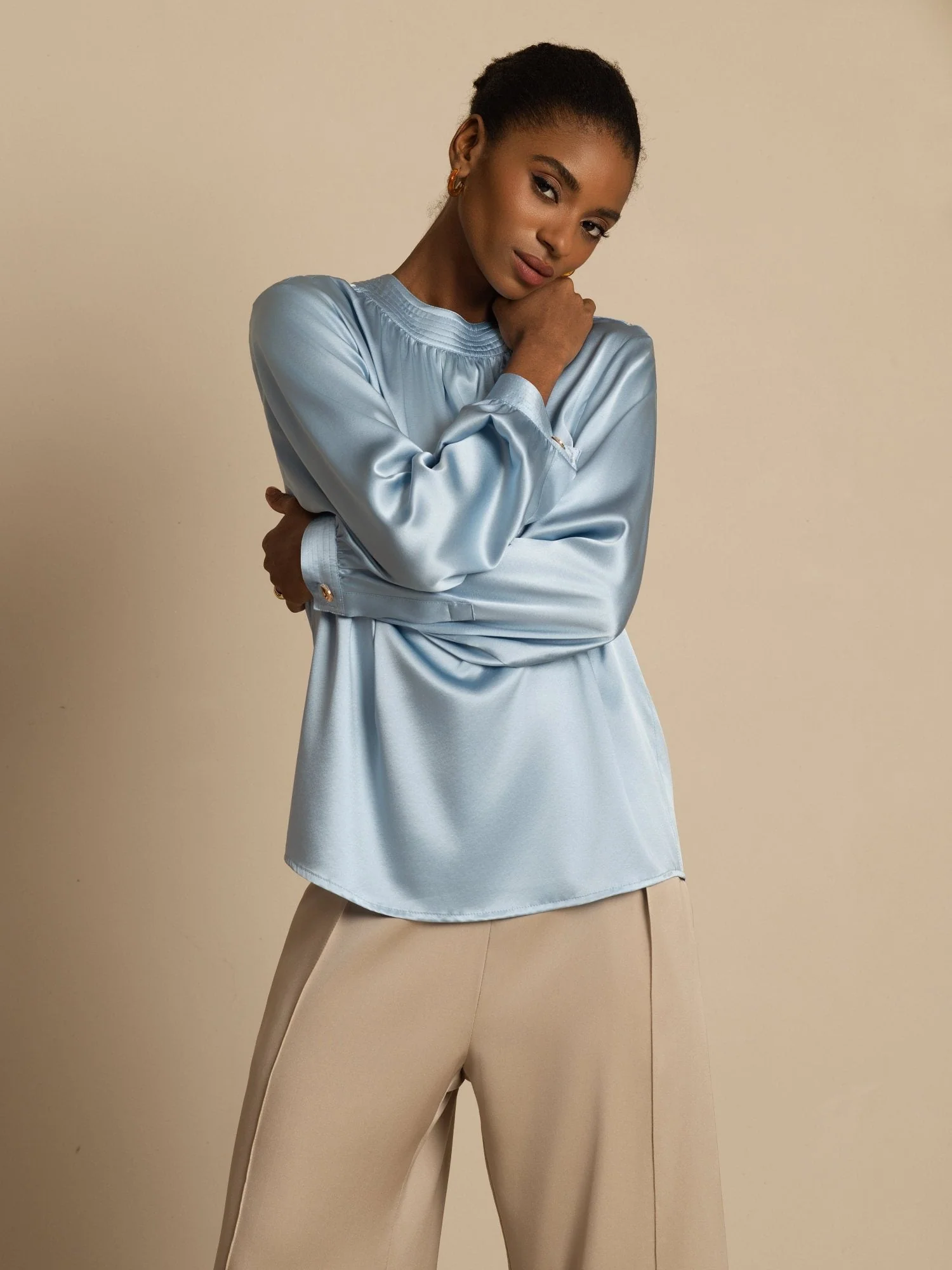 Blusa de Seda 19Momme para Mujer con Cuello Fruncido y Mangas Largas - Image 5