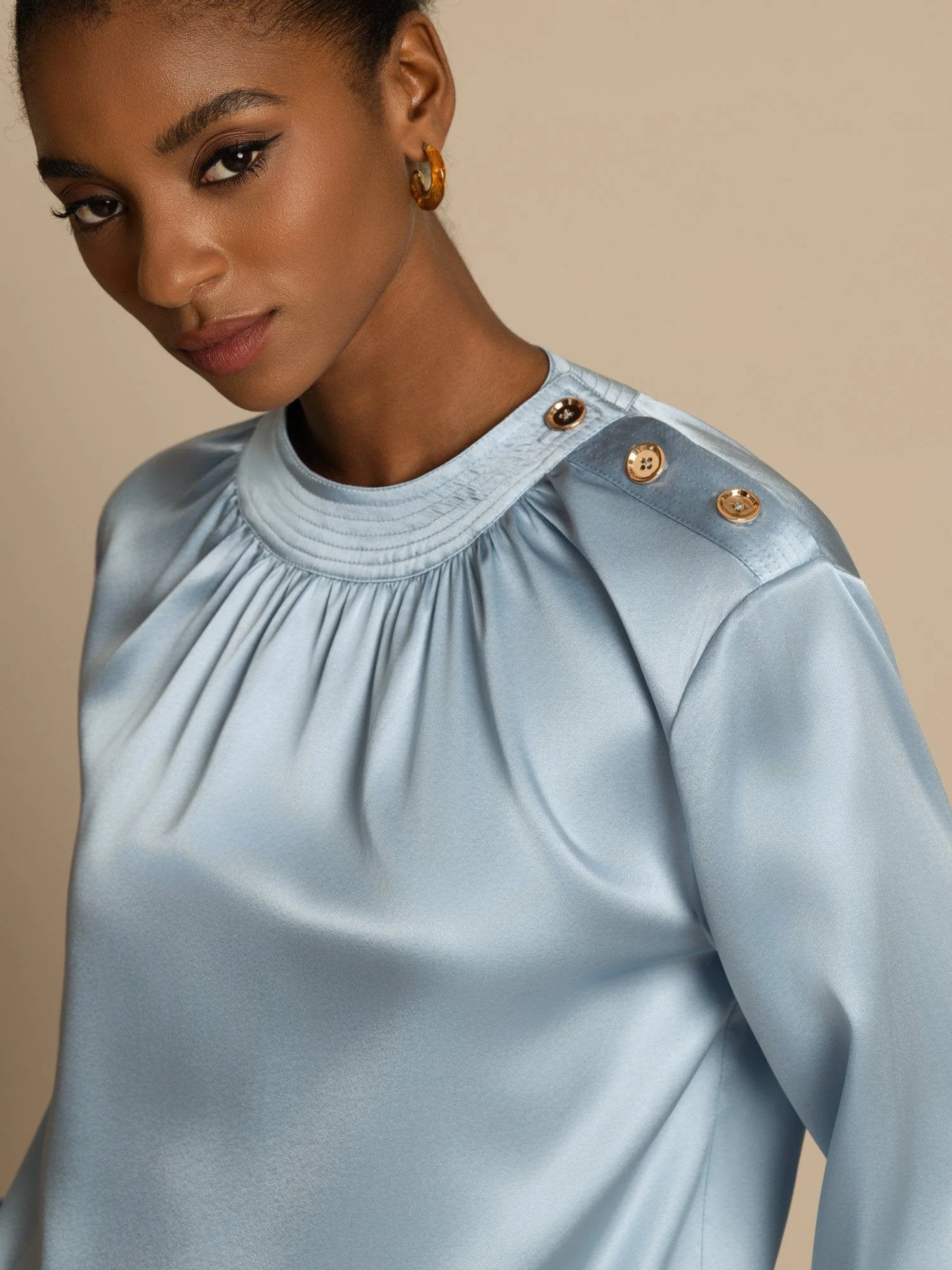 Blusa de Seda 19Momme para Mujer con Cuello Fruncido y Mangas Largas - Image 6
