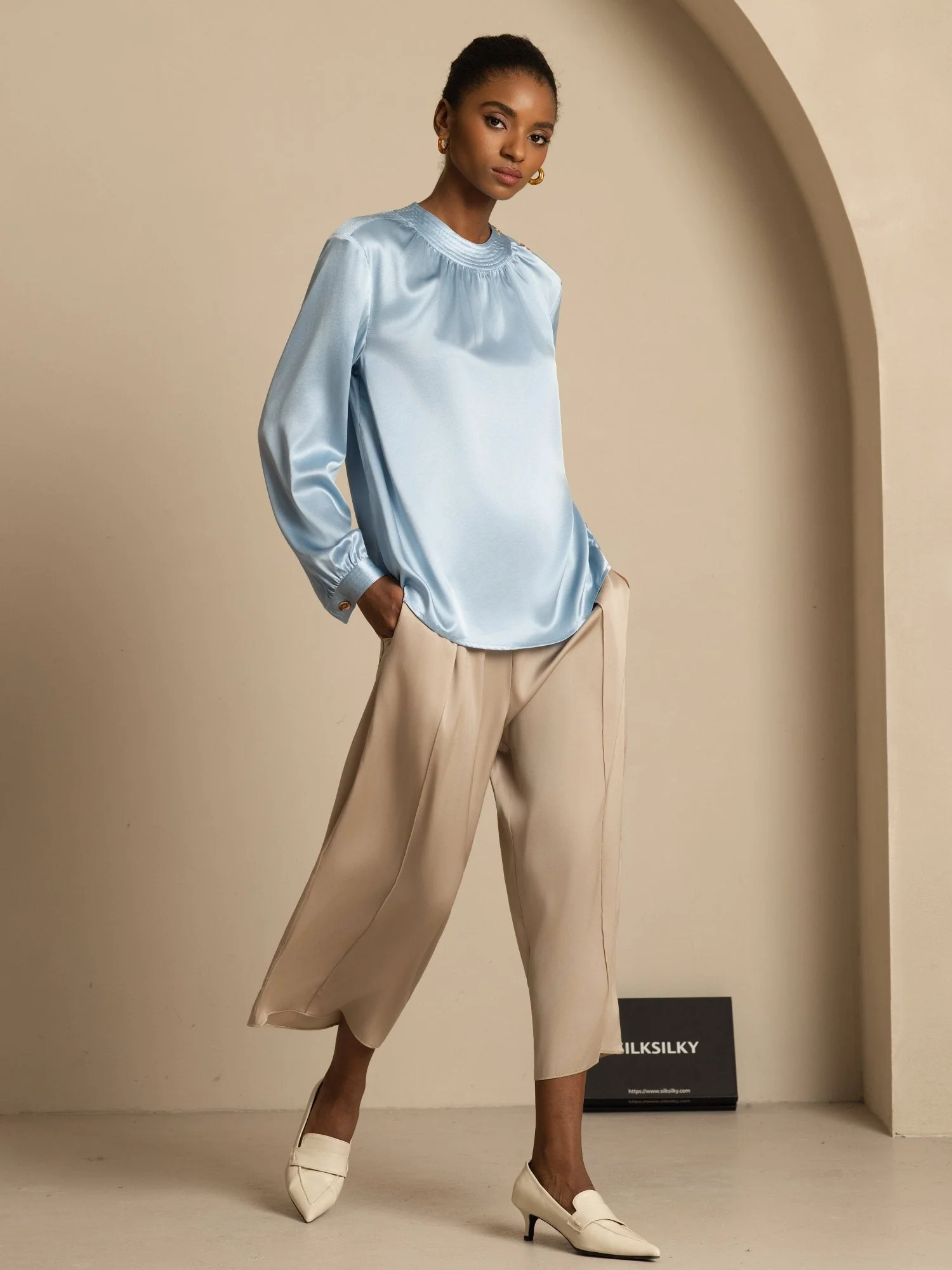 Blusa de Seda 19Momme para Mujer con Cuello Fruncido y Mangas Largas - Image 7