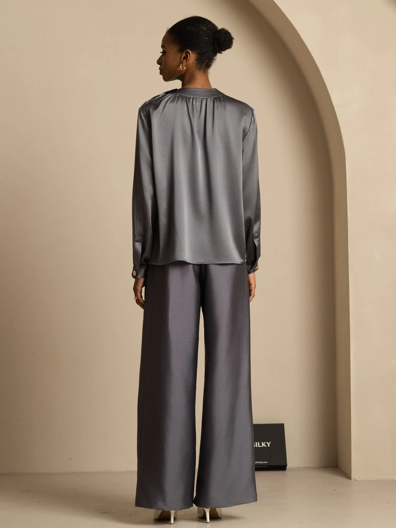 Blusa de Seda 19Momme para Mujer con Cuello Fruncido y Mangas Largas - Image 9