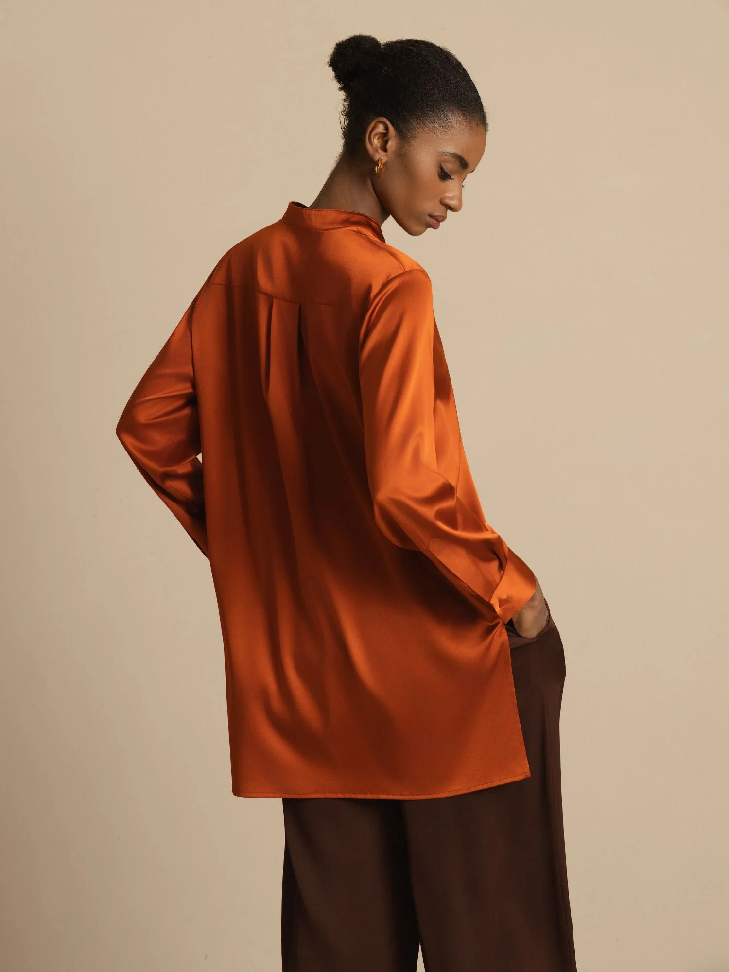 Blusa de mujer de seda 19Momme con Stand Collar High-Low y detalles de botones - Image 10