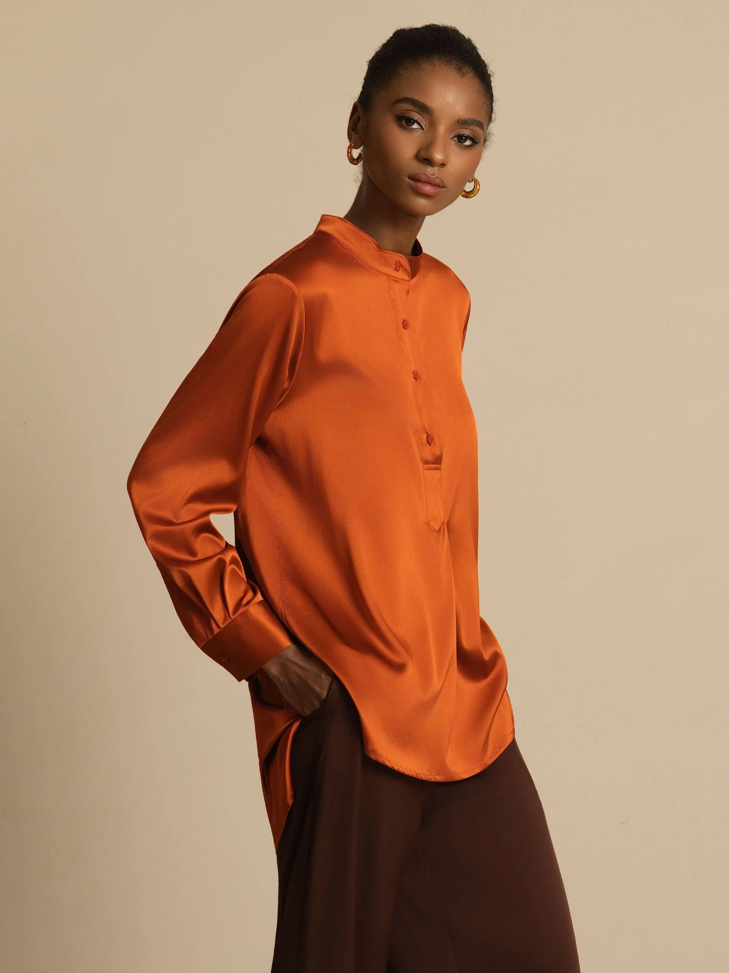 Blusa de mujer de seda 19Momme con Stand Collar High-Low y detalles de botones - Image 11