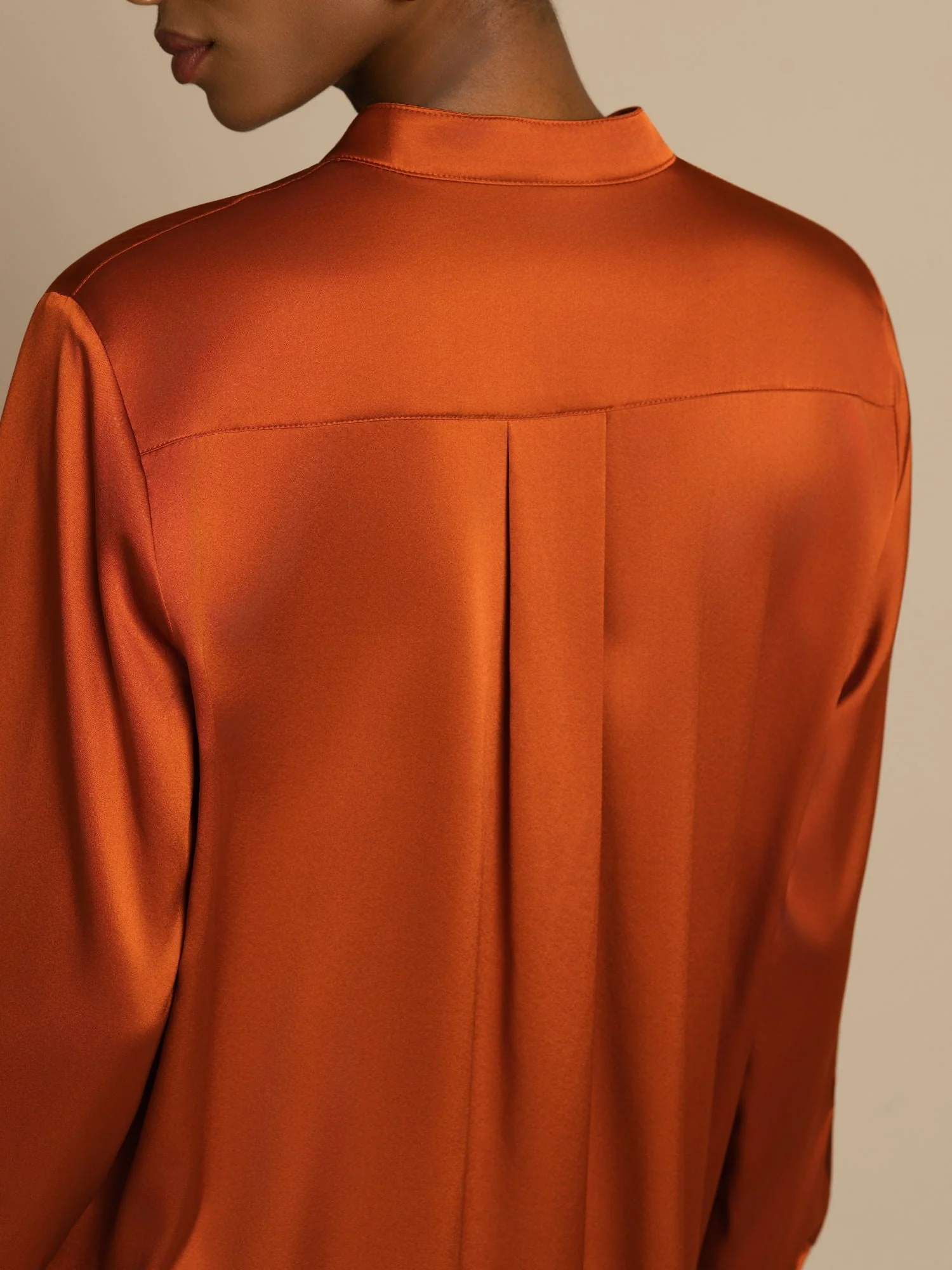 Blusa de mujer de seda 19Momme con Stand Collar High-Low y detalles de botones - Image 12