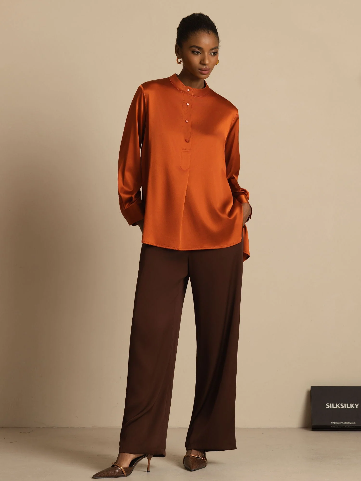 Blusa de mujer de seda 19Momme con Stand Collar High-Low y detalles de botones - Image 14