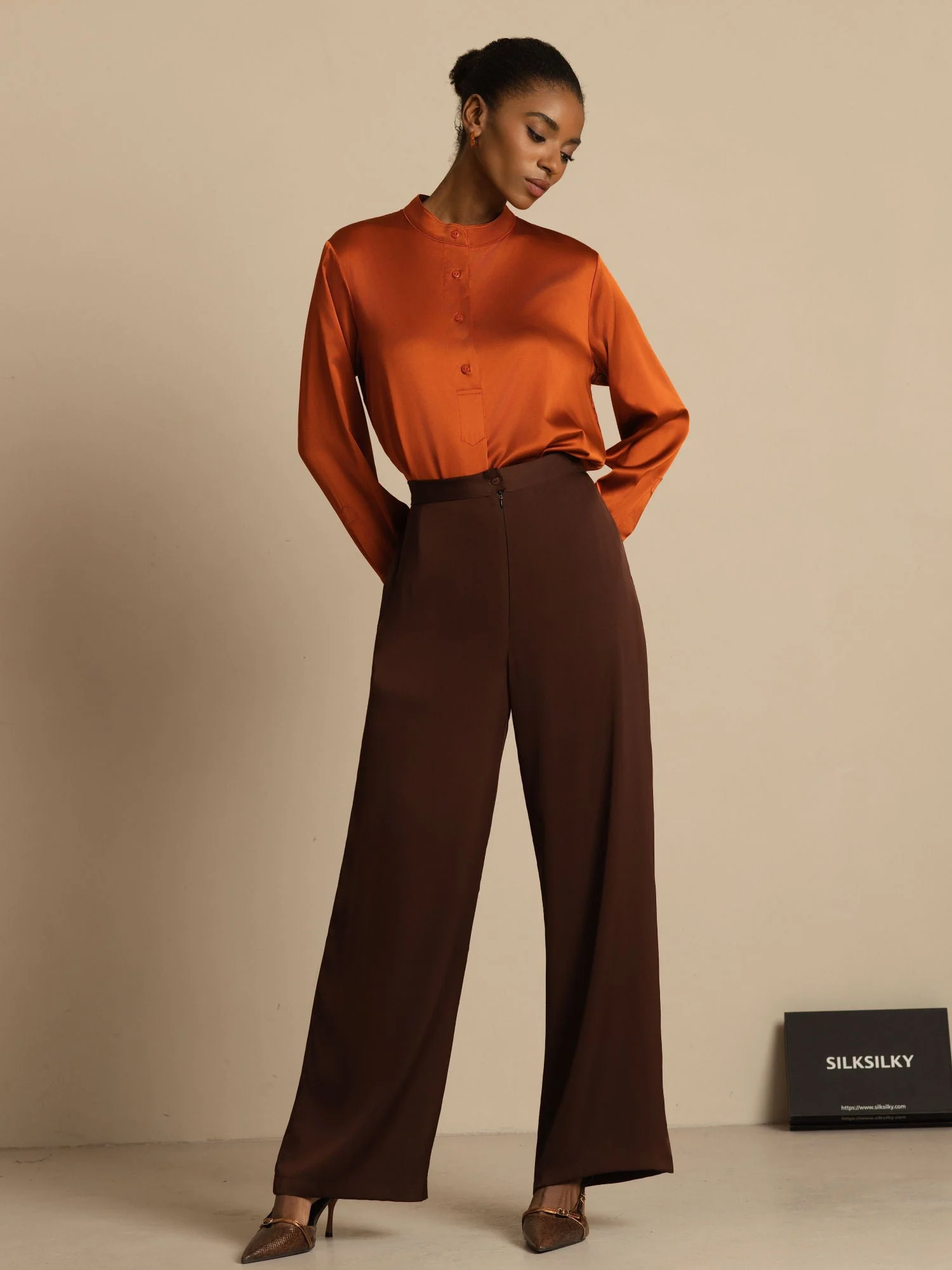 Blusa de mujer de seda 19Momme con Stand Collar High-Low y detalles de botones - Image 15