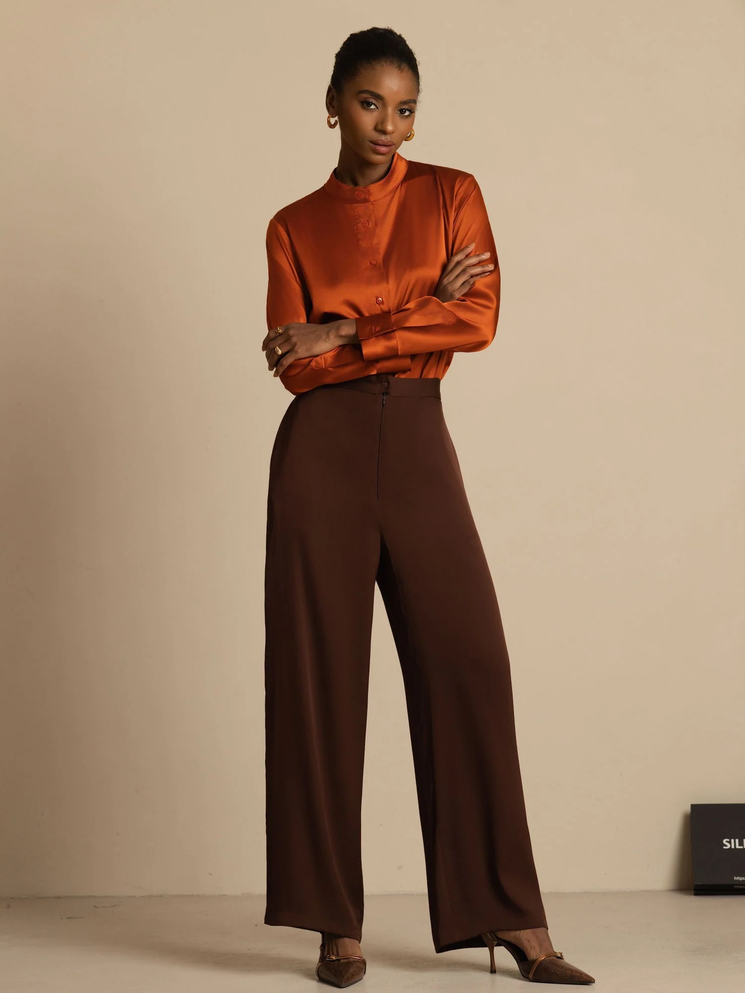 Blusa de mujer de seda 19Momme con Stand Collar High-Low y detalles de botones - Image 16