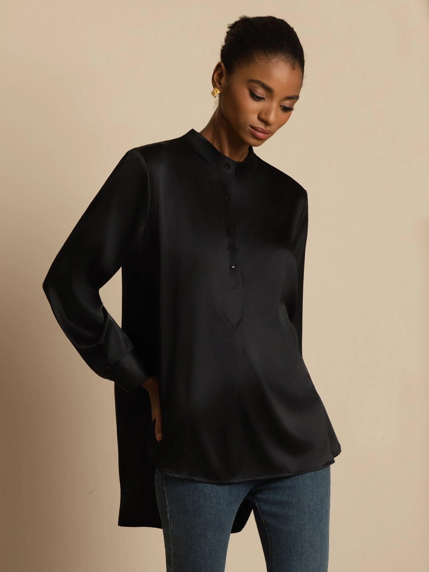 Blusa de mujer de seda 19Momme con Stand Collar High-Low y detalles de botones - Image 17
