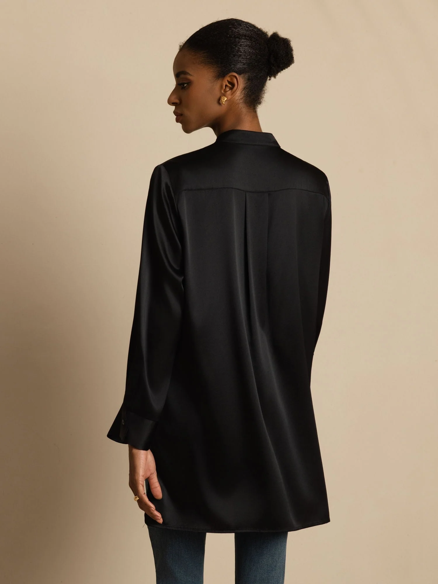 Blusa de mujer de seda 19Momme con Stand Collar High-Low y detalles de botones - Image 18