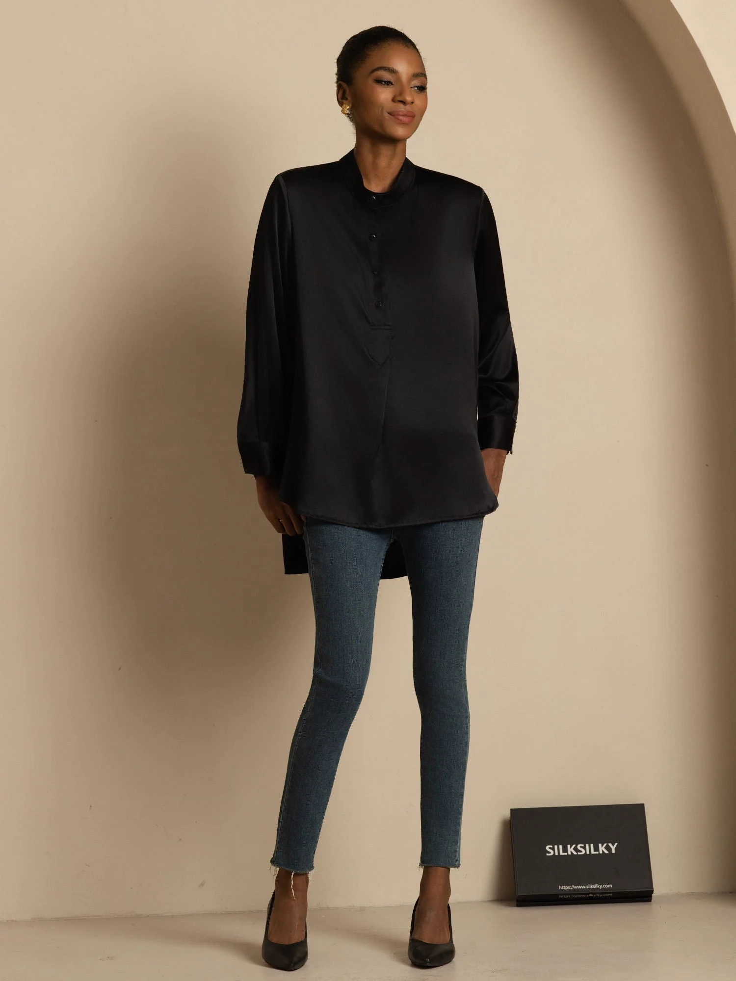 Blusa de mujer de seda 19Momme con Stand Collar High-Low y detalles de botones - Image 22