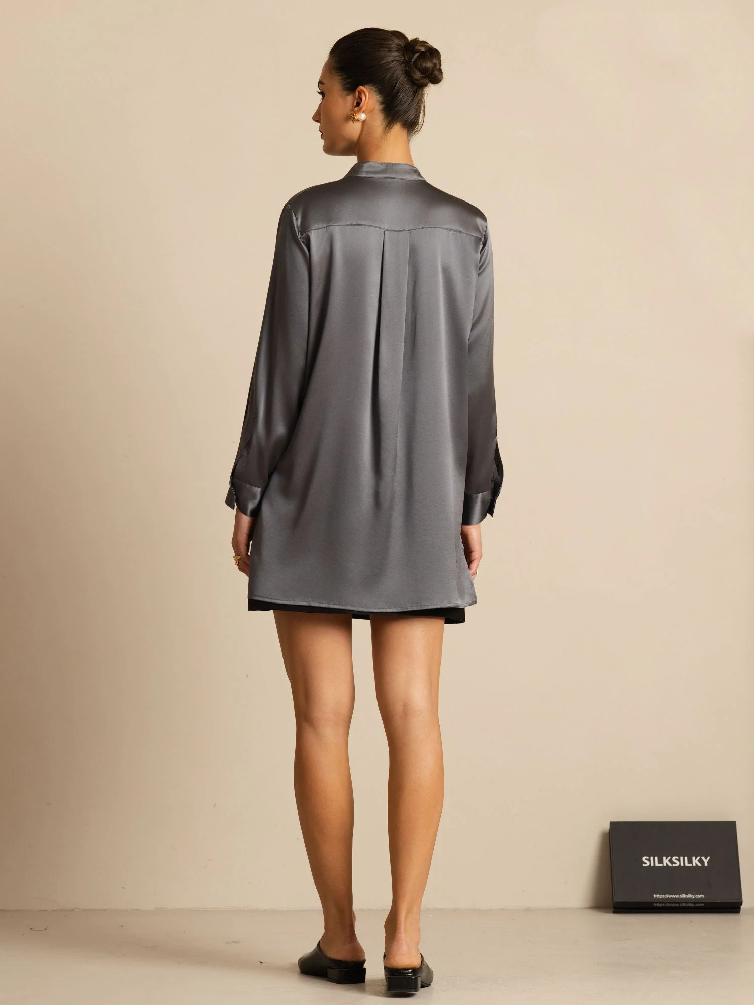 Blusa de mujer de seda 19Momme con Stand Collar High-Low y detalles de botones - Image 24