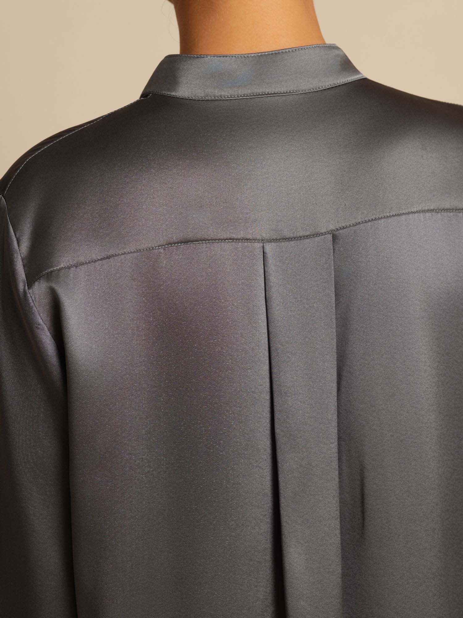 Blusa de mujer de seda 19Momme con Stand Collar High-Low y detalles de botones - Image 29