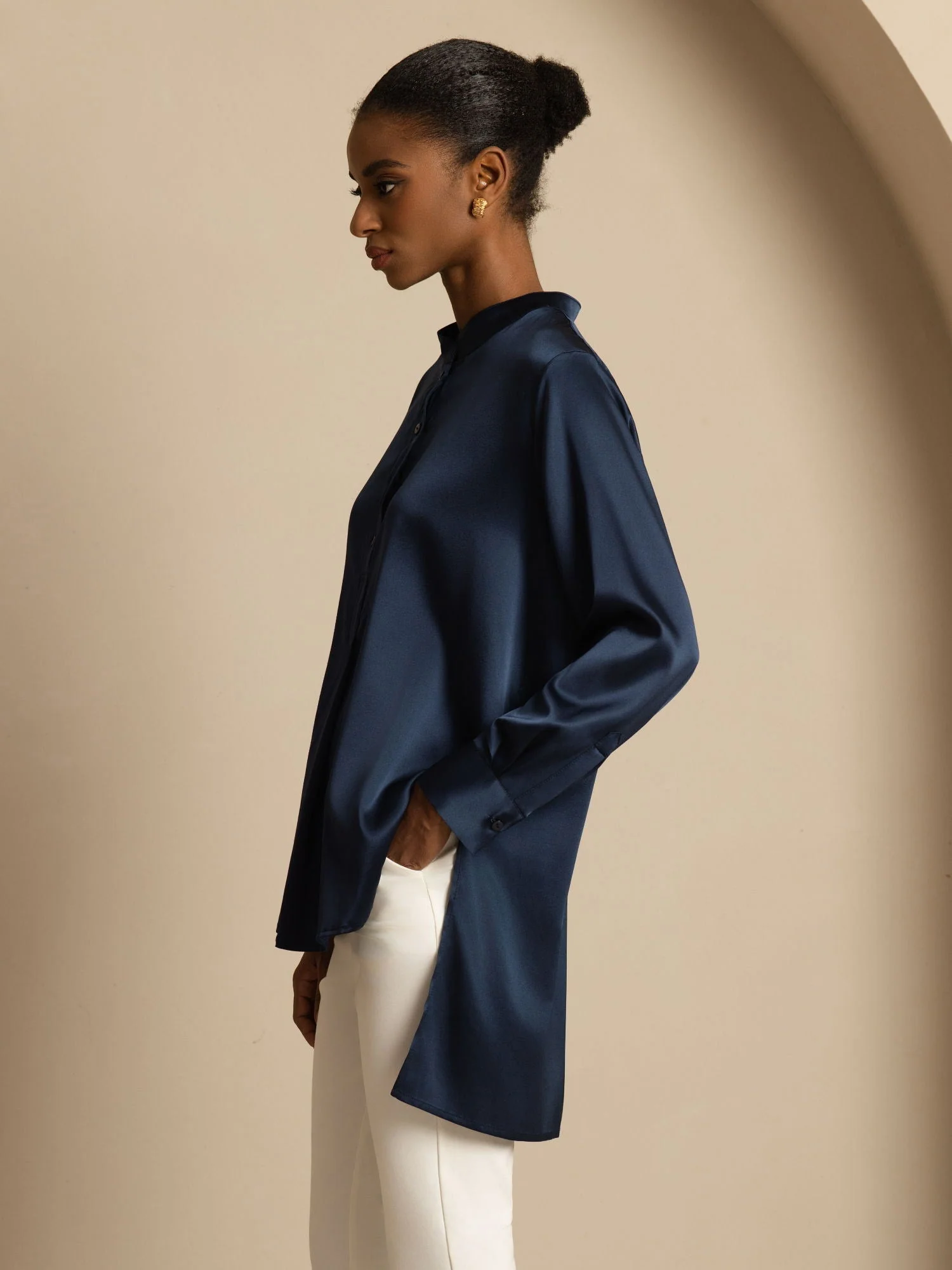 Blusa de mujer de seda 19Momme con Stand Collar High-Low y detalles de botones - Image 3