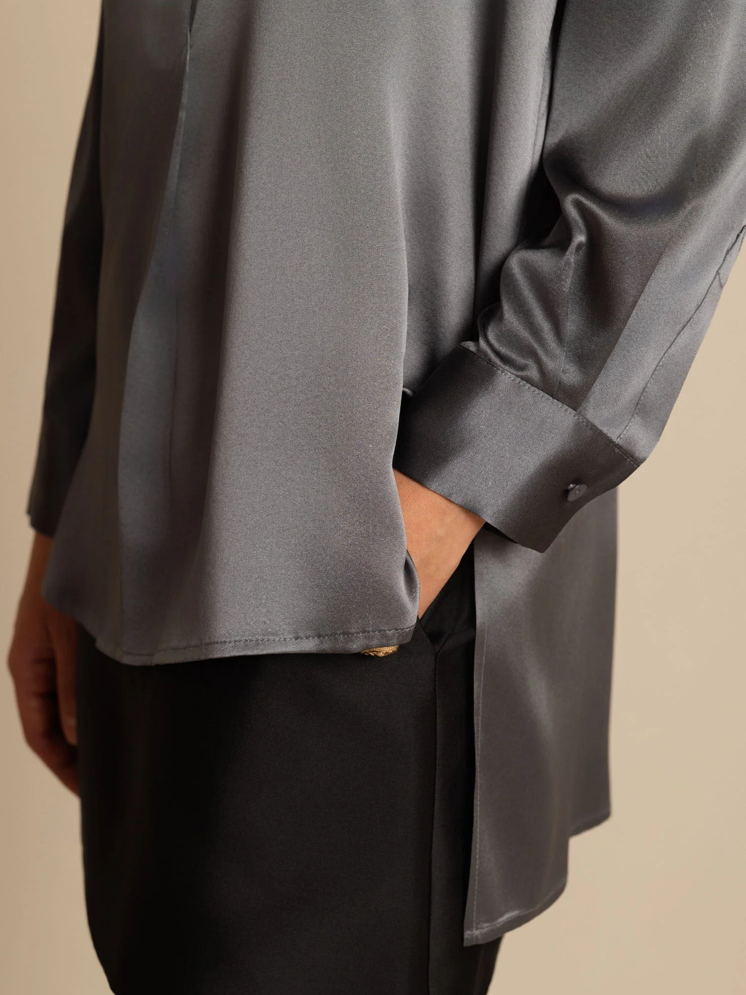 Blusa de mujer de seda 19Momme con Stand Collar High-Low y detalles de botones - Image 30
