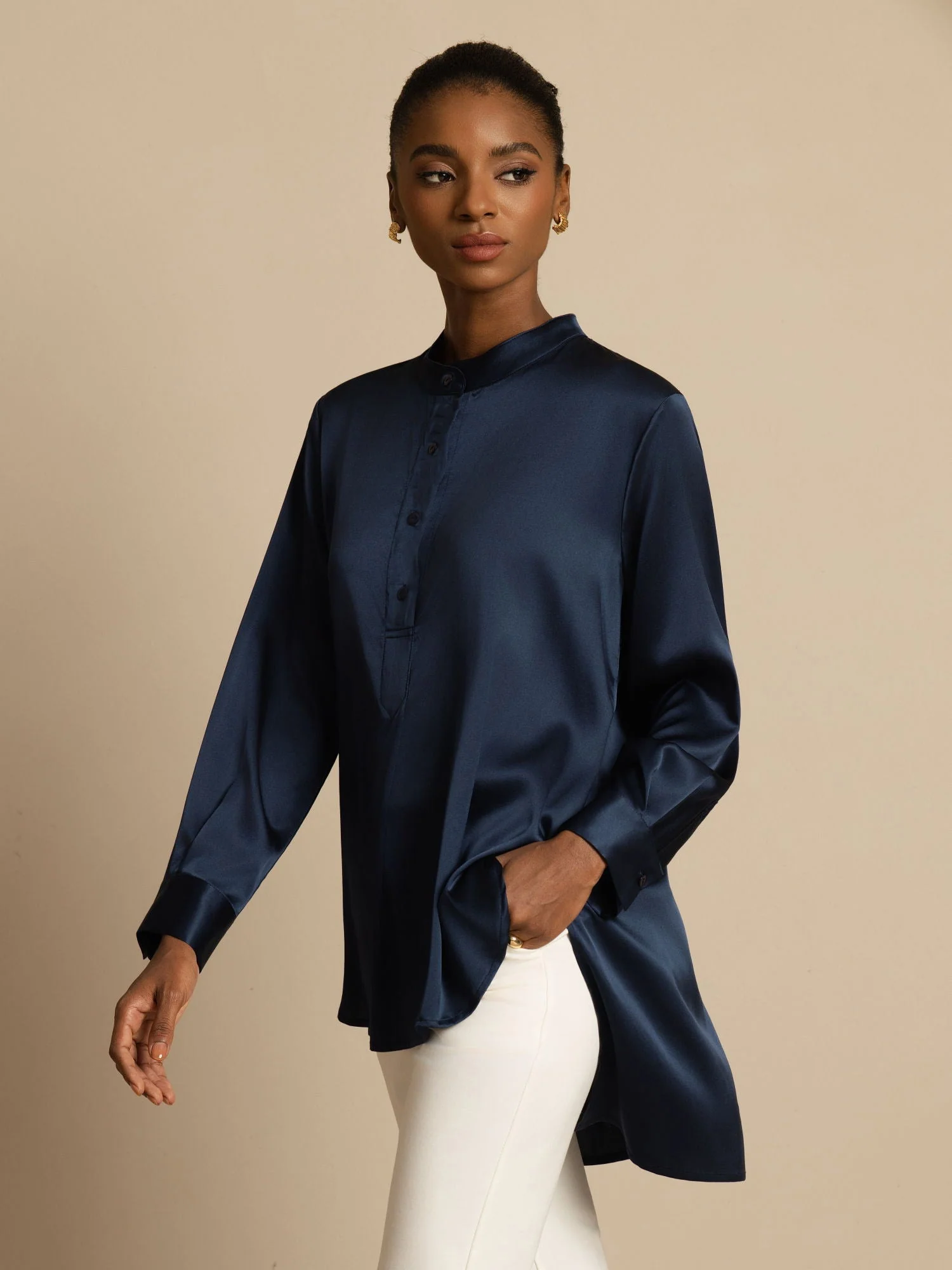 Blusa de mujer de seda 19Momme con Stand Collar High-Low y detalles de botones - Image 4