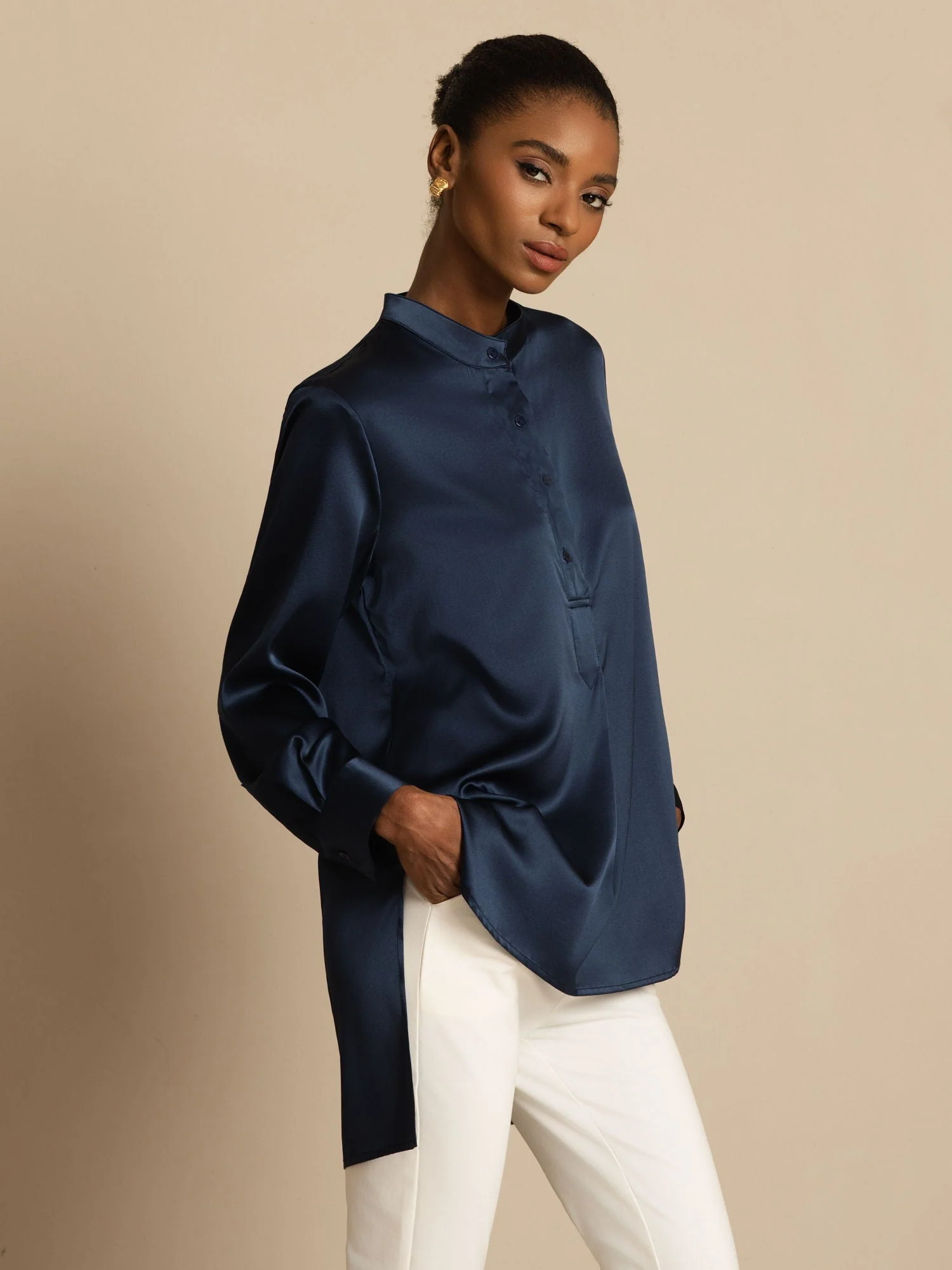Blusa de mujer de seda 19Momme con Stand Collar High-Low y detalles de botones - Image 5