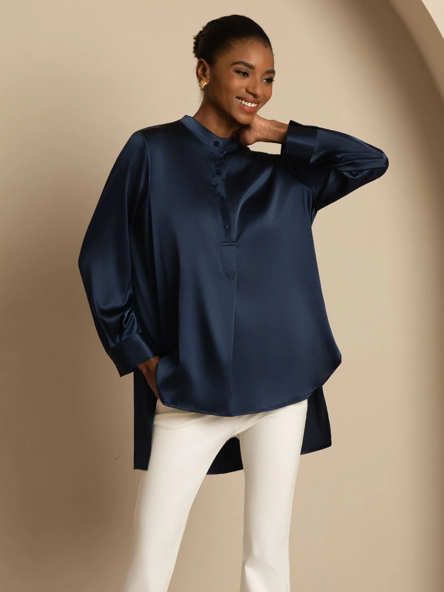 Blusa de mujer de seda 19Momme con Stand Collar High-Low y detalles de botones - Image 6