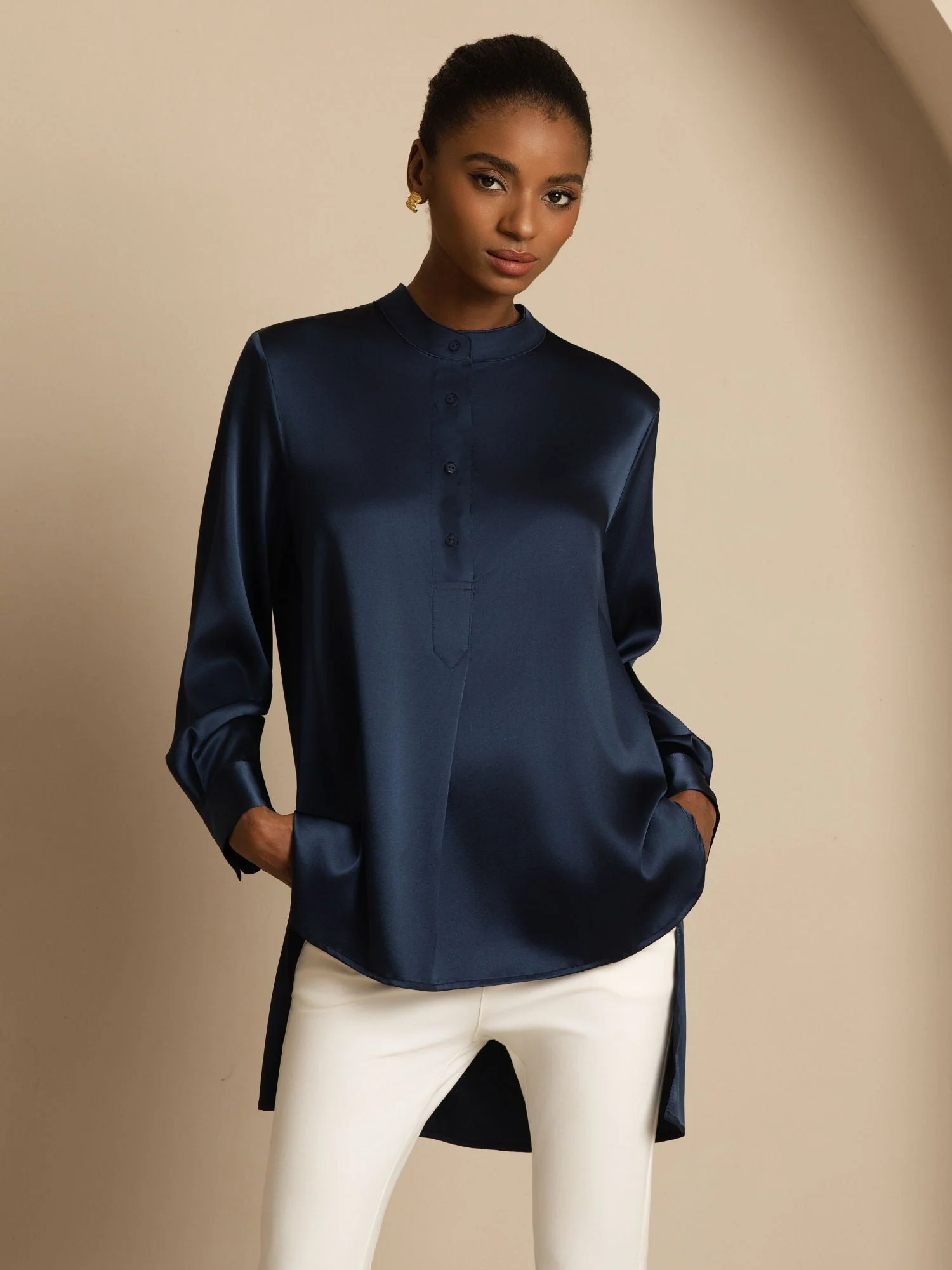 Blusa de mujer de seda 19Momme con Stand Collar High-Low y detalles de botones - Image 7