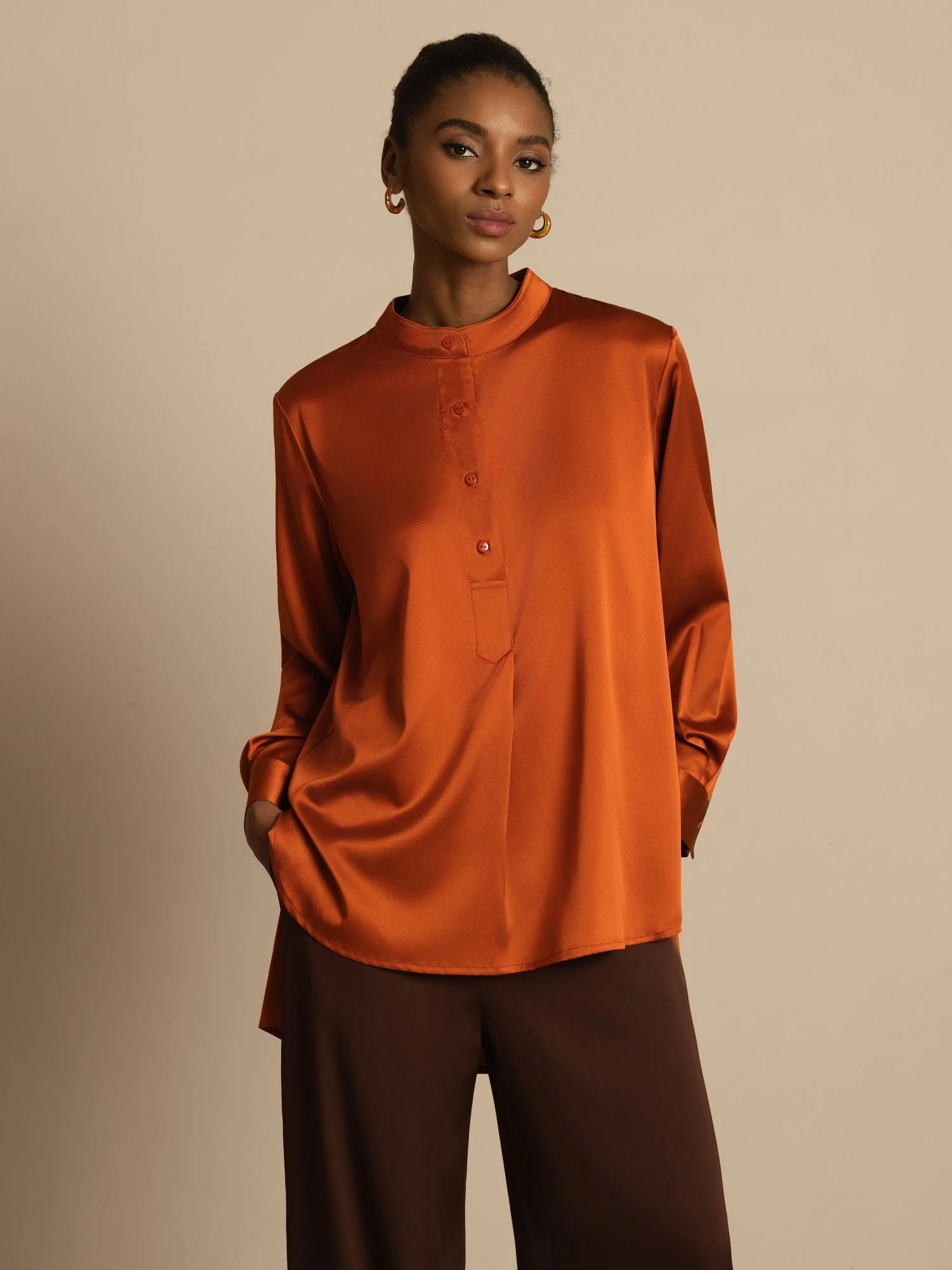 Blusa de mujer de seda 19Momme con Stand Collar High-Low y detalles de botones - Image 9