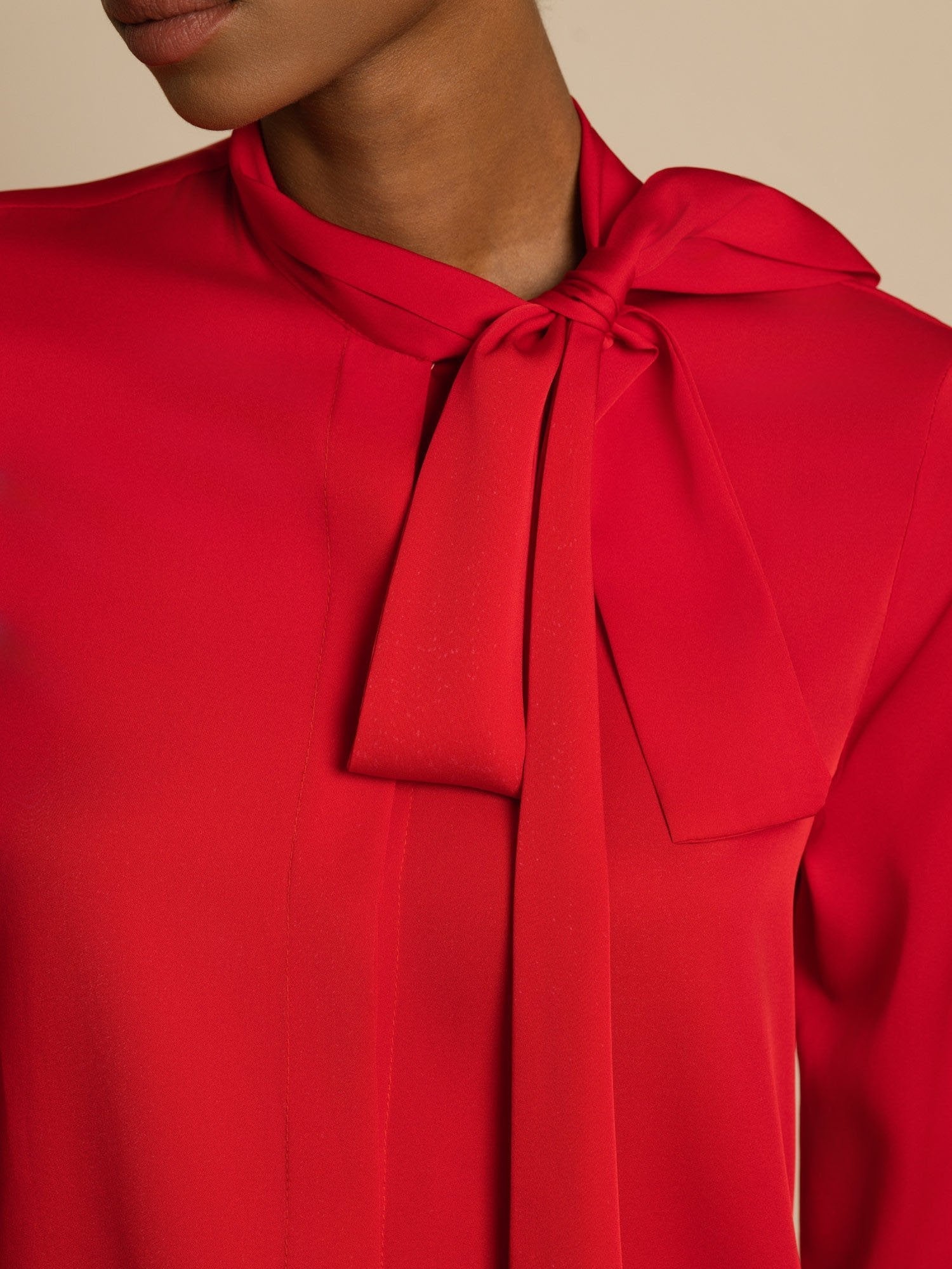 Blusa de Mujer en Seda 19Momme con Tie Neck Manga Larga - Image 15