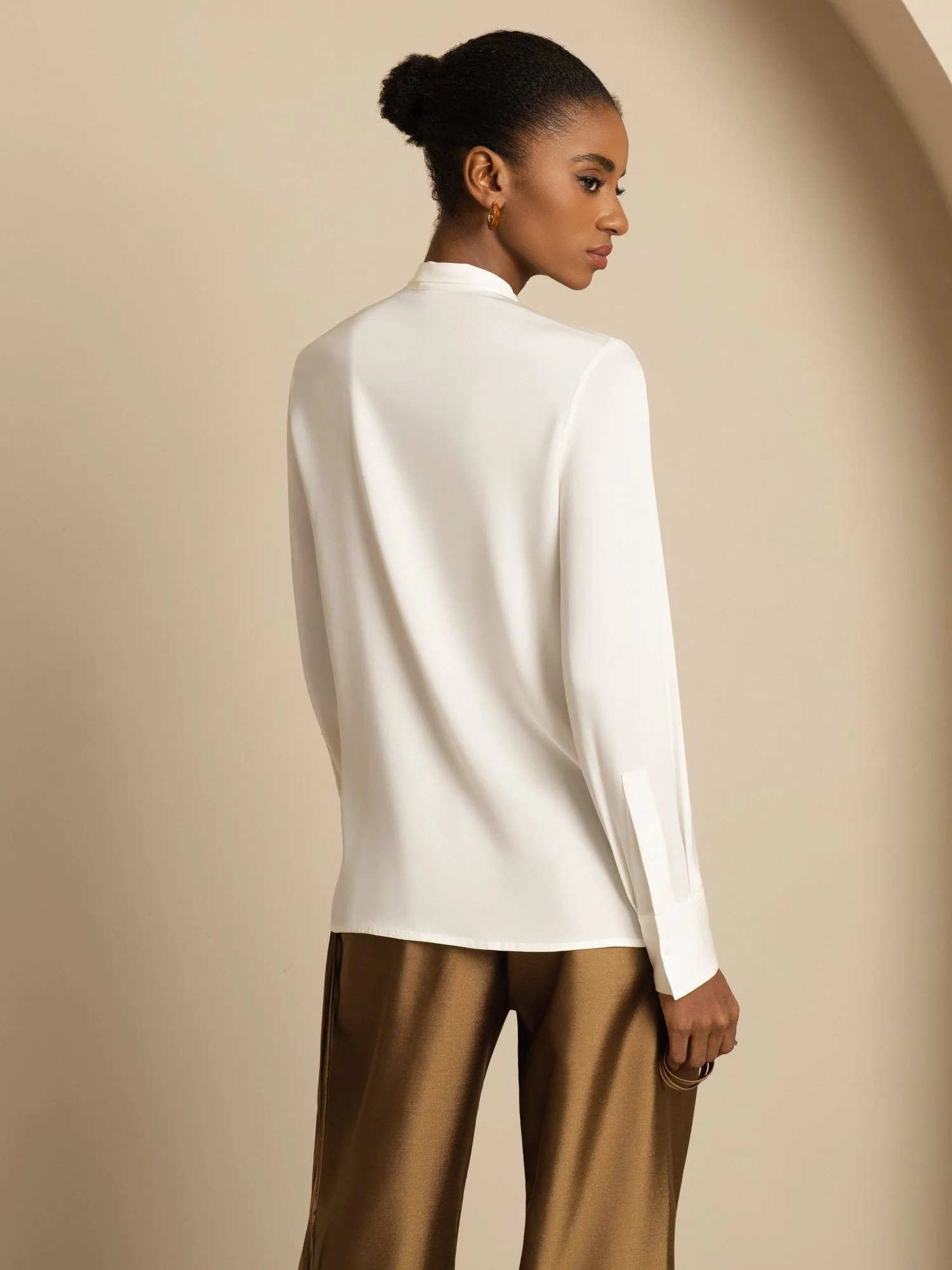 Blusa de Mujer en Seda 19Momme con Tie Neck Manga Larga - Image 3