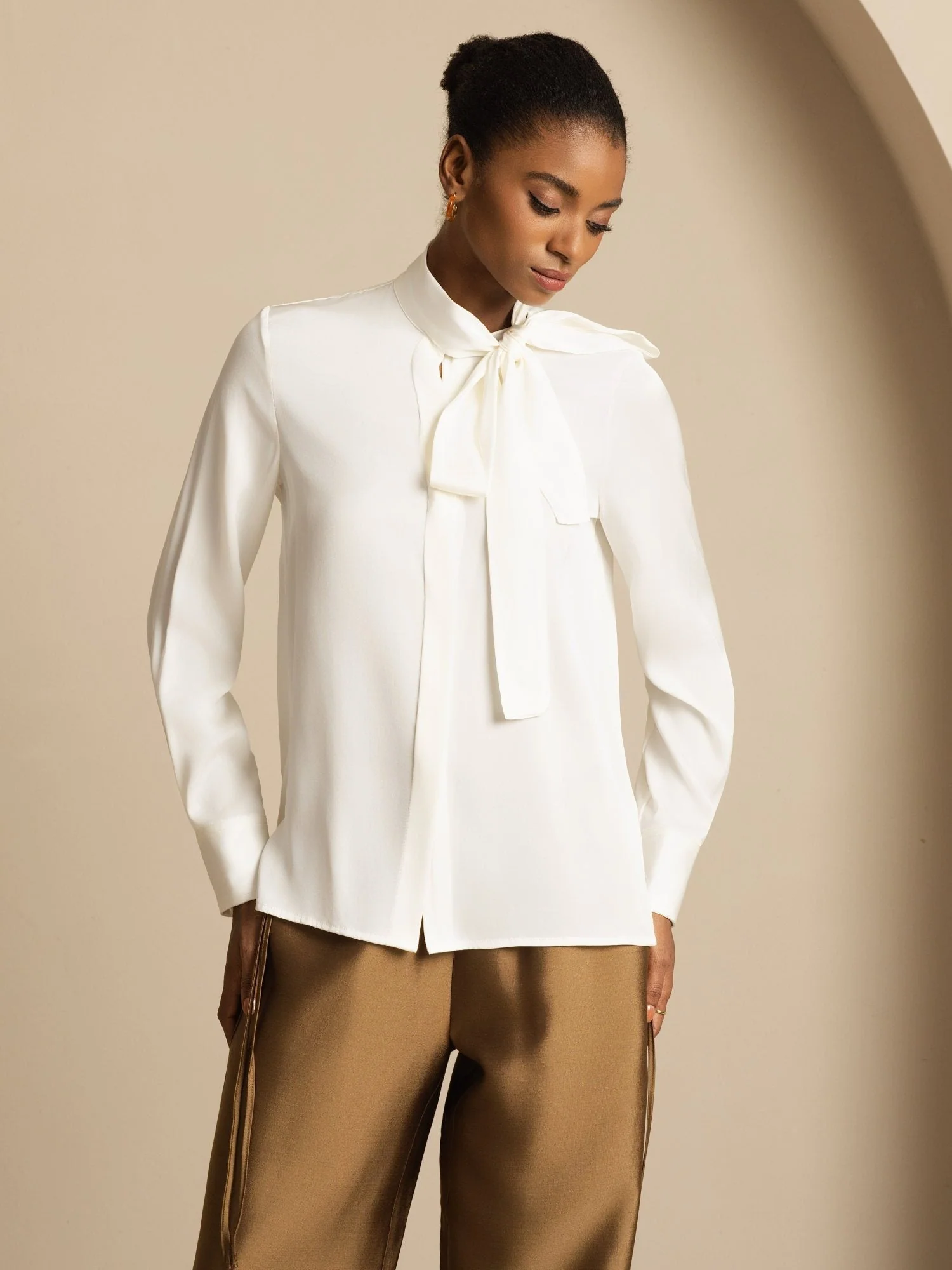 Blusa de Mujer en Seda 19Momme con Tie Neck Manga Larga - Image 4