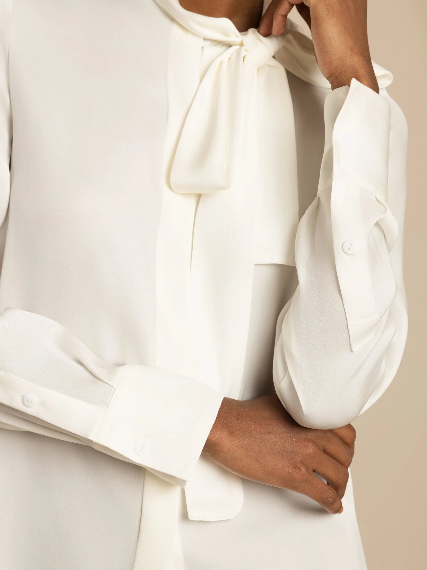 Blusa de Mujer en Seda 19Momme con Tie Neck Manga Larga - Image 5
