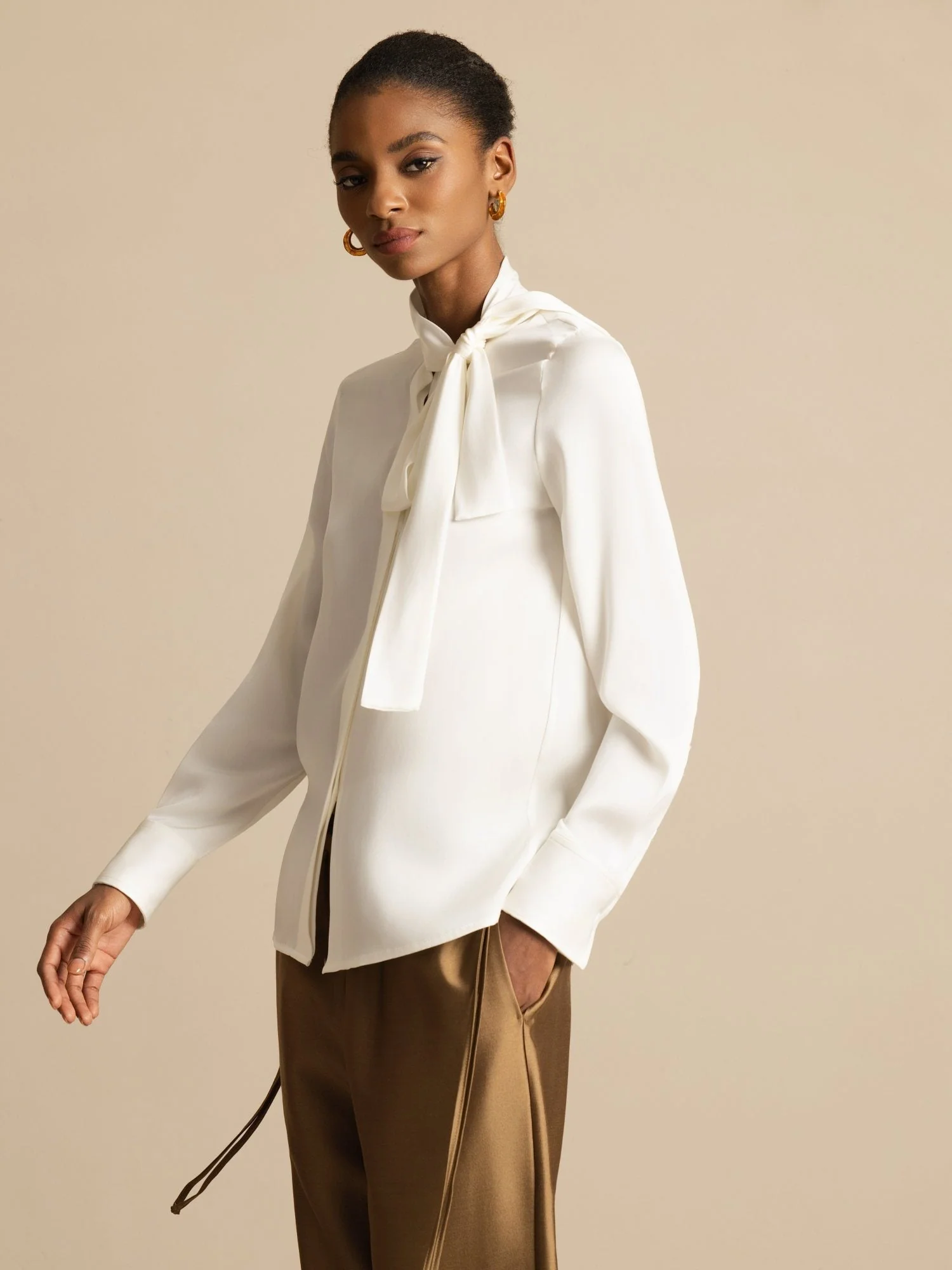 Blusa de Mujer en Seda 19Momme con Tie Neck Manga Larga - Image 6