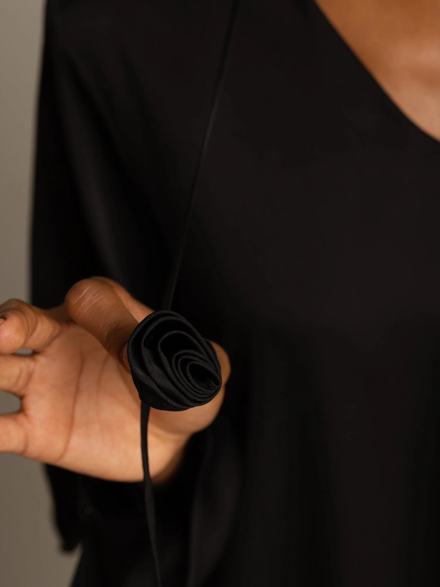 Blusa De Seda Para Mujer 19Momme Con Cuello En V De Manga Larga Con Detalle De Rosa 3D - Image 13