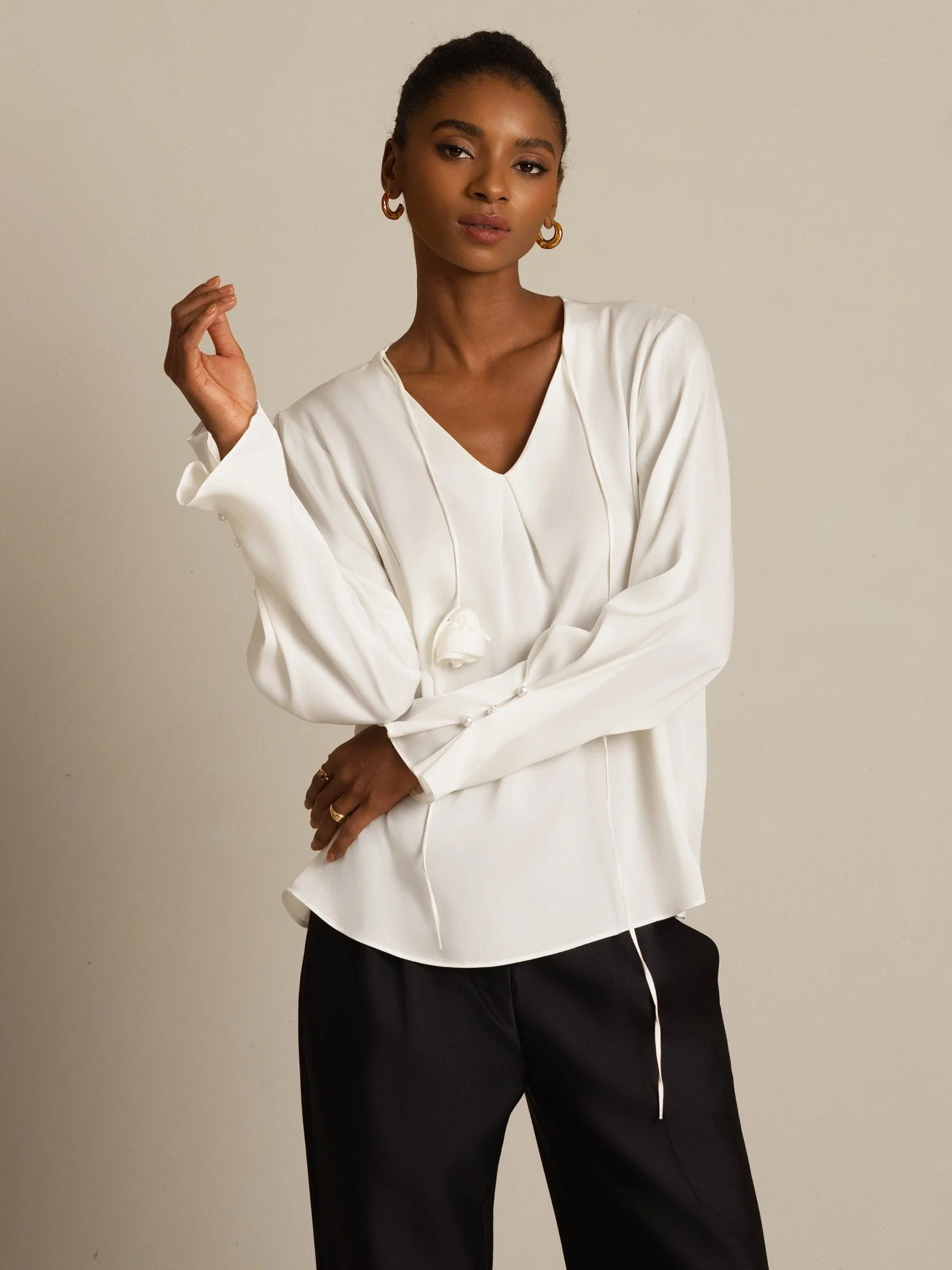 Blusa De Seda Para Mujer 19Momme Con Cuello En V De Manga Larga Con Detalle De Rosa 3D - Image 4