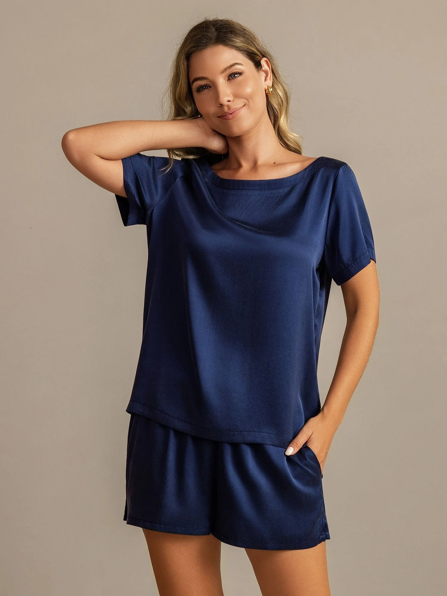 Conjunto de Pijama para Mujer de Seda 19Momme con Manga Corta y Cuello Redondo con Diseño de Bolsillo Lateral - Image 3